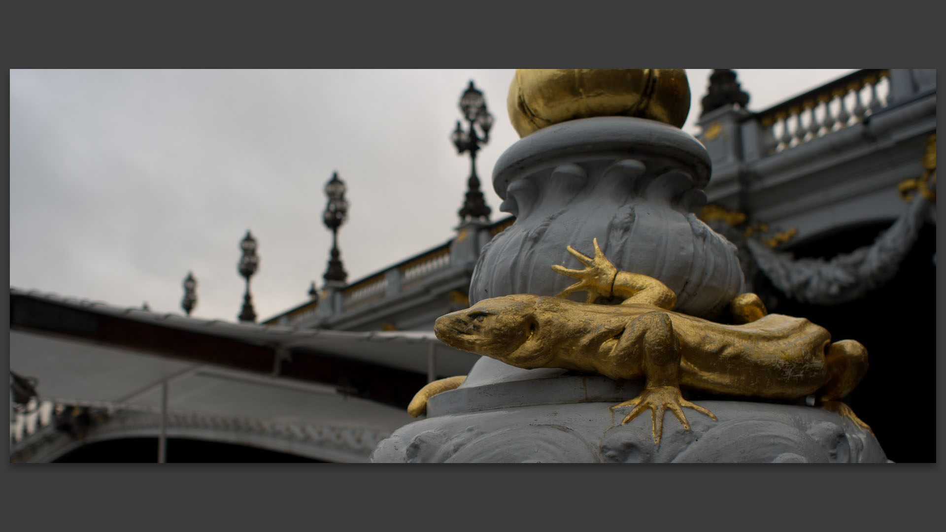 Lézard doré du pont Alexandre III, à Paris.