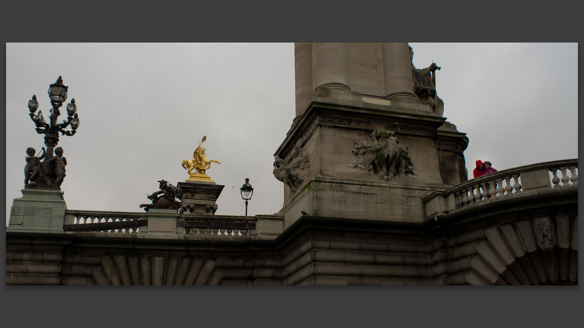 Couple sur le pont Alexandre III, à Paris.