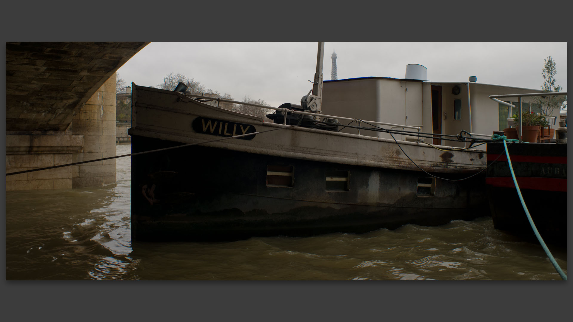 La péniche Willy sous le pont de la Concorde, à Paris.