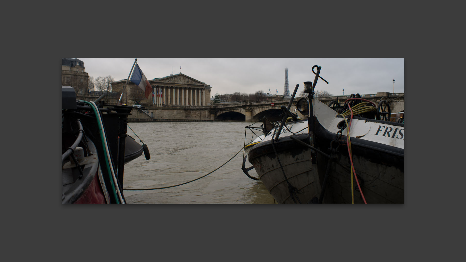 La péniche Frisia, port de la Concorde, à Paris.