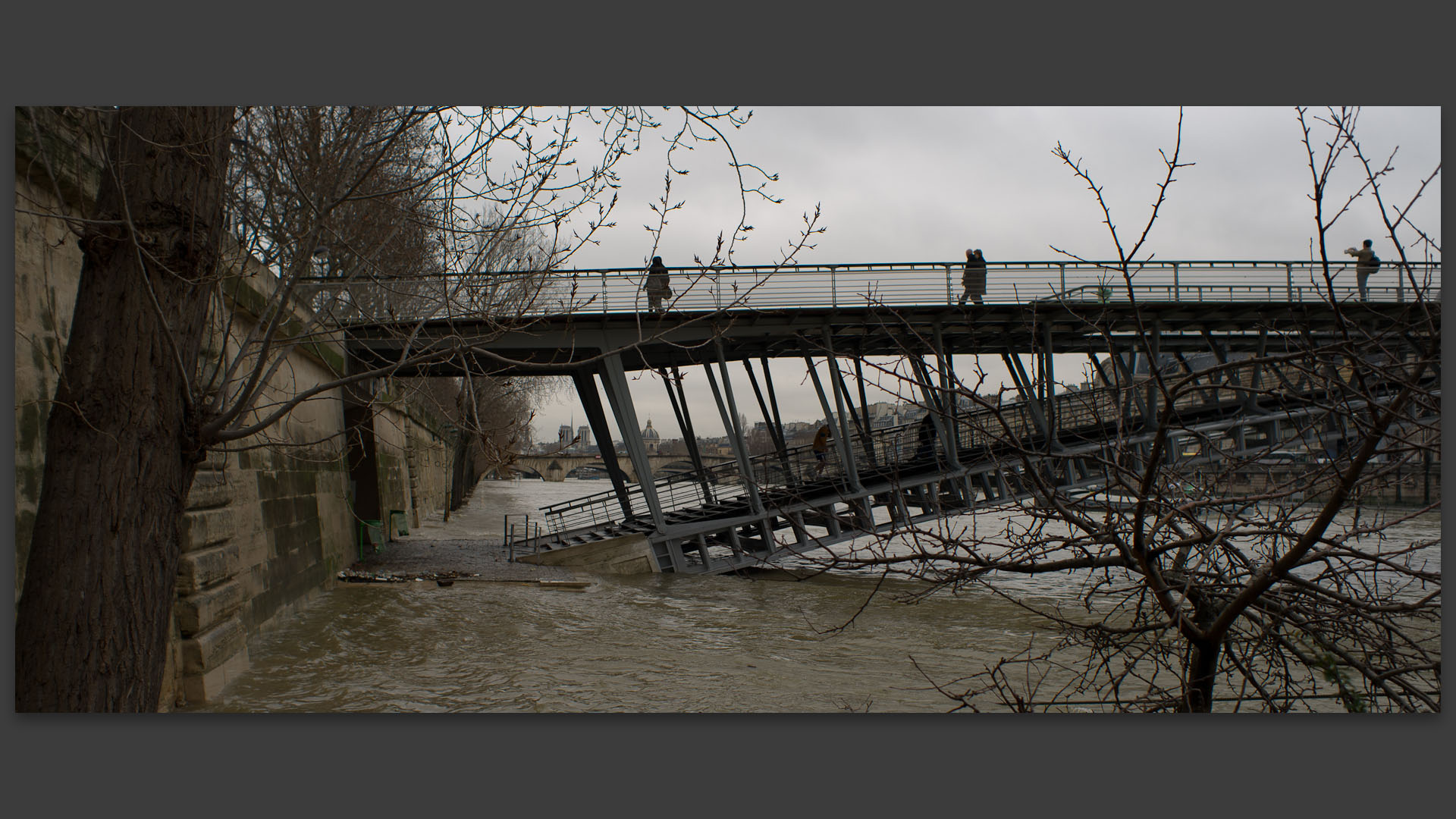 La passerelle Solférino les pieds dans l'eau, à Paris.