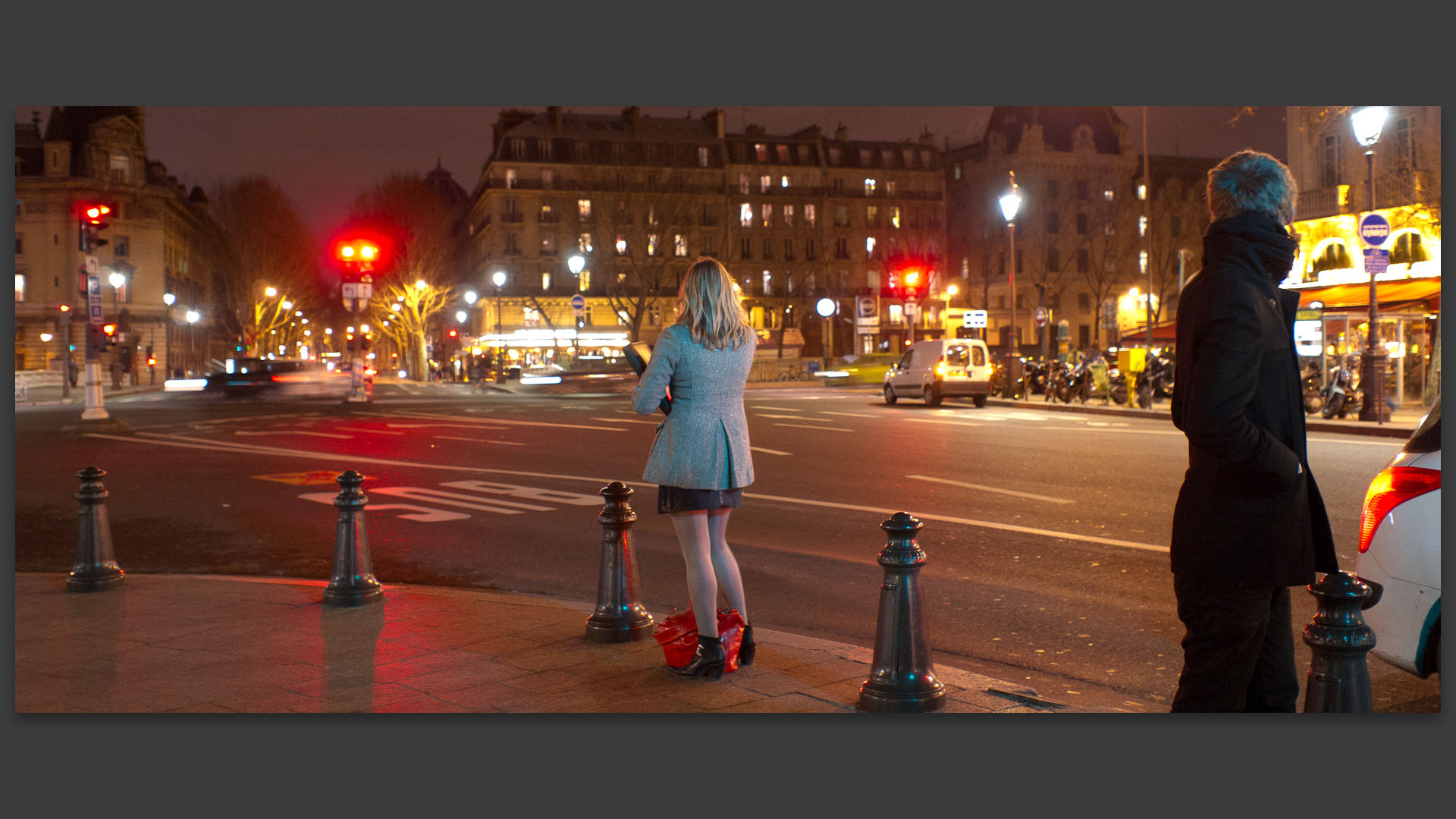 Jeune fille de dos, place Saint-Michel, à Paris.