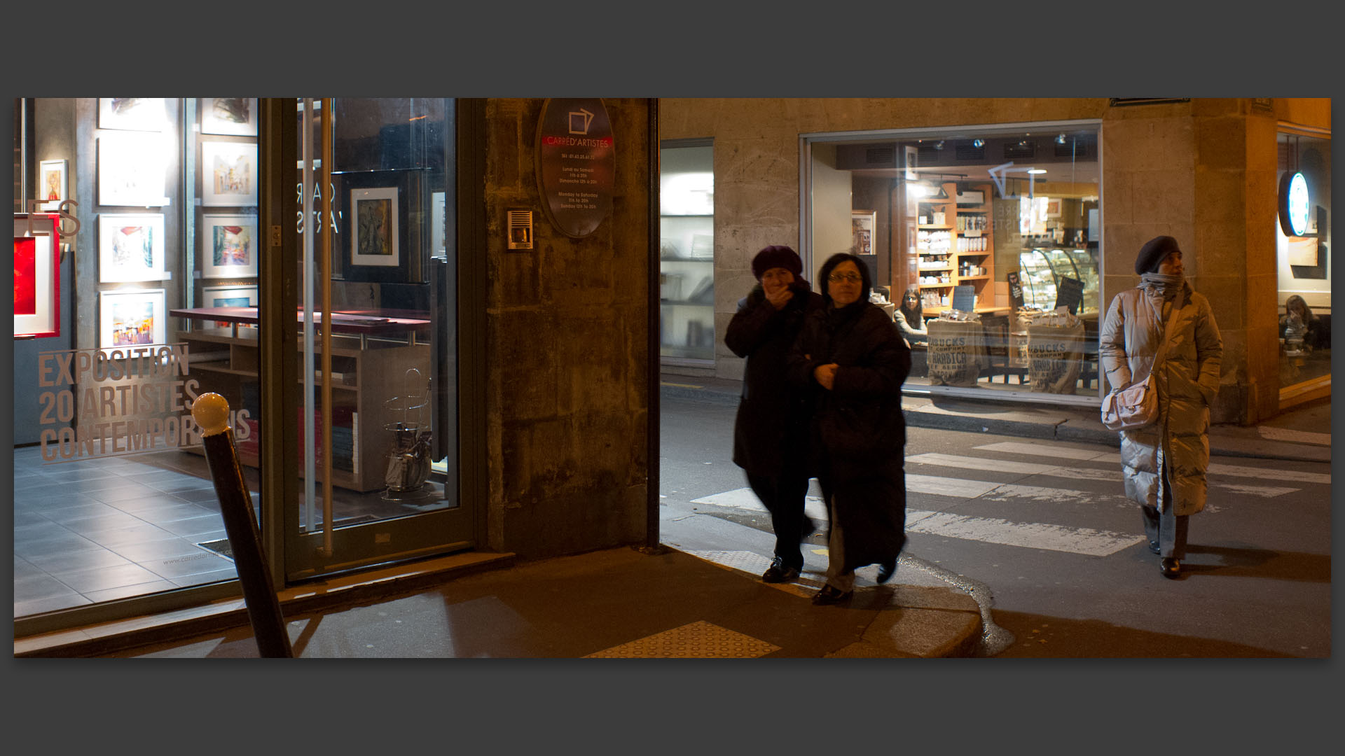 Passants, rue Saint-André des Arts, à Paris.