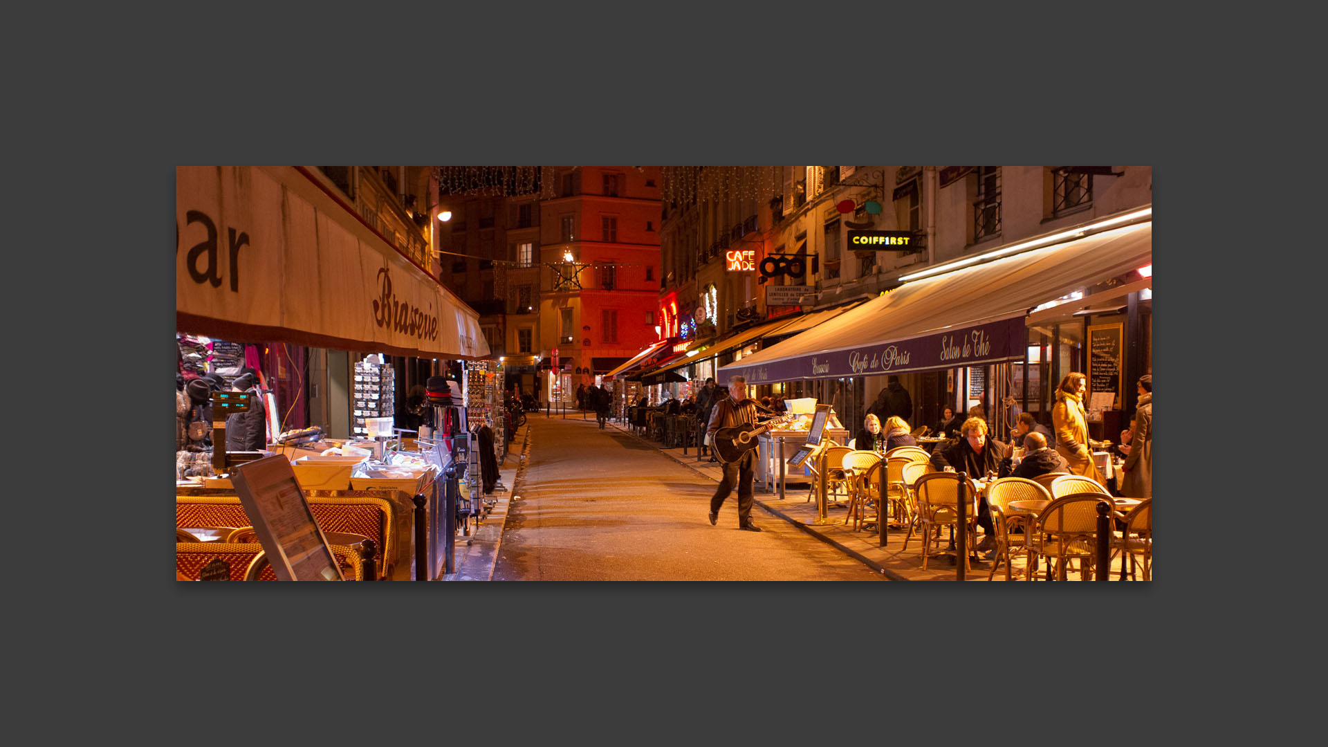 Guitariste, rue de Buci, à Paris.