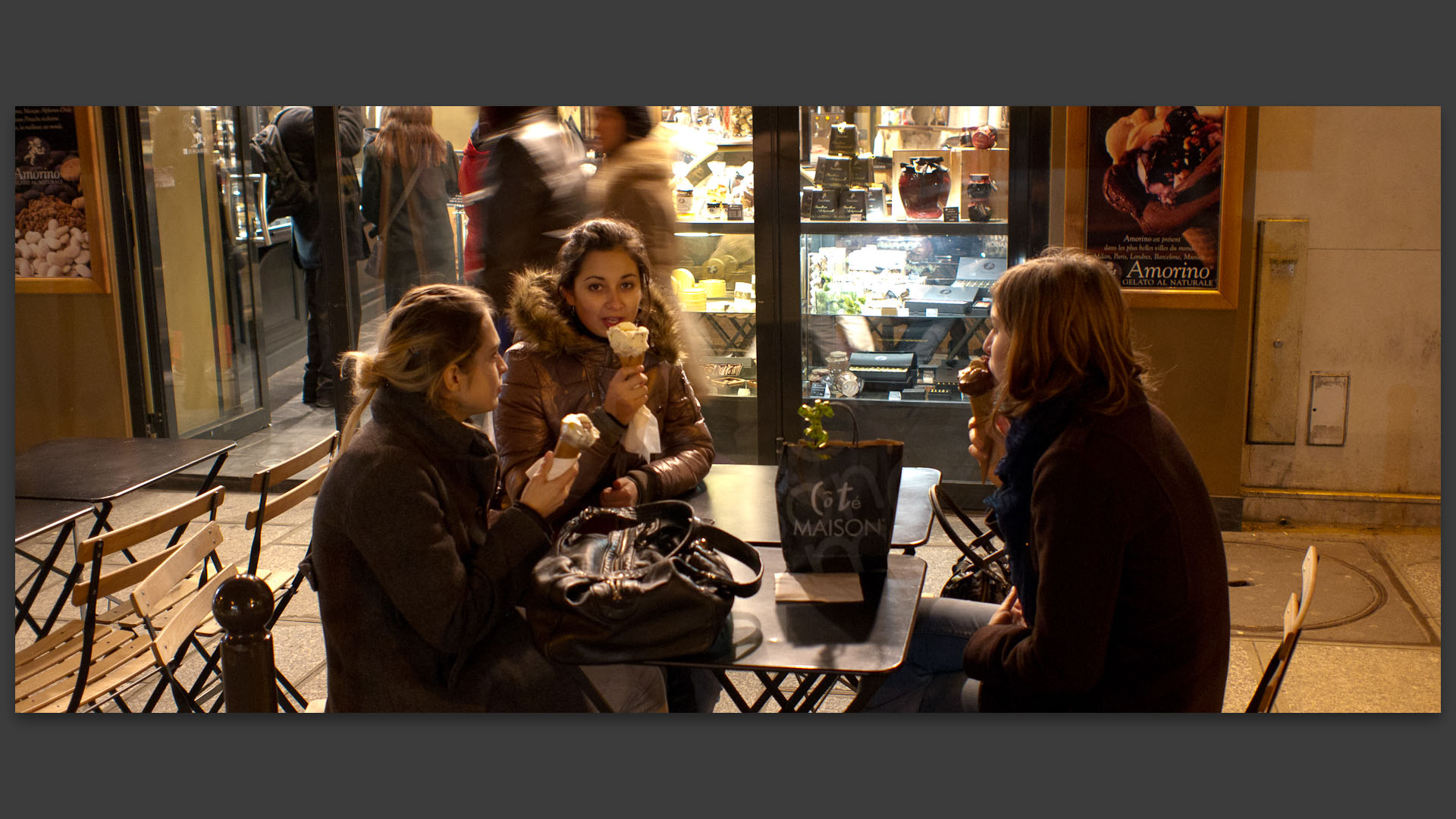 Dégustation de crème glacée, rue de Buci, à Paris.