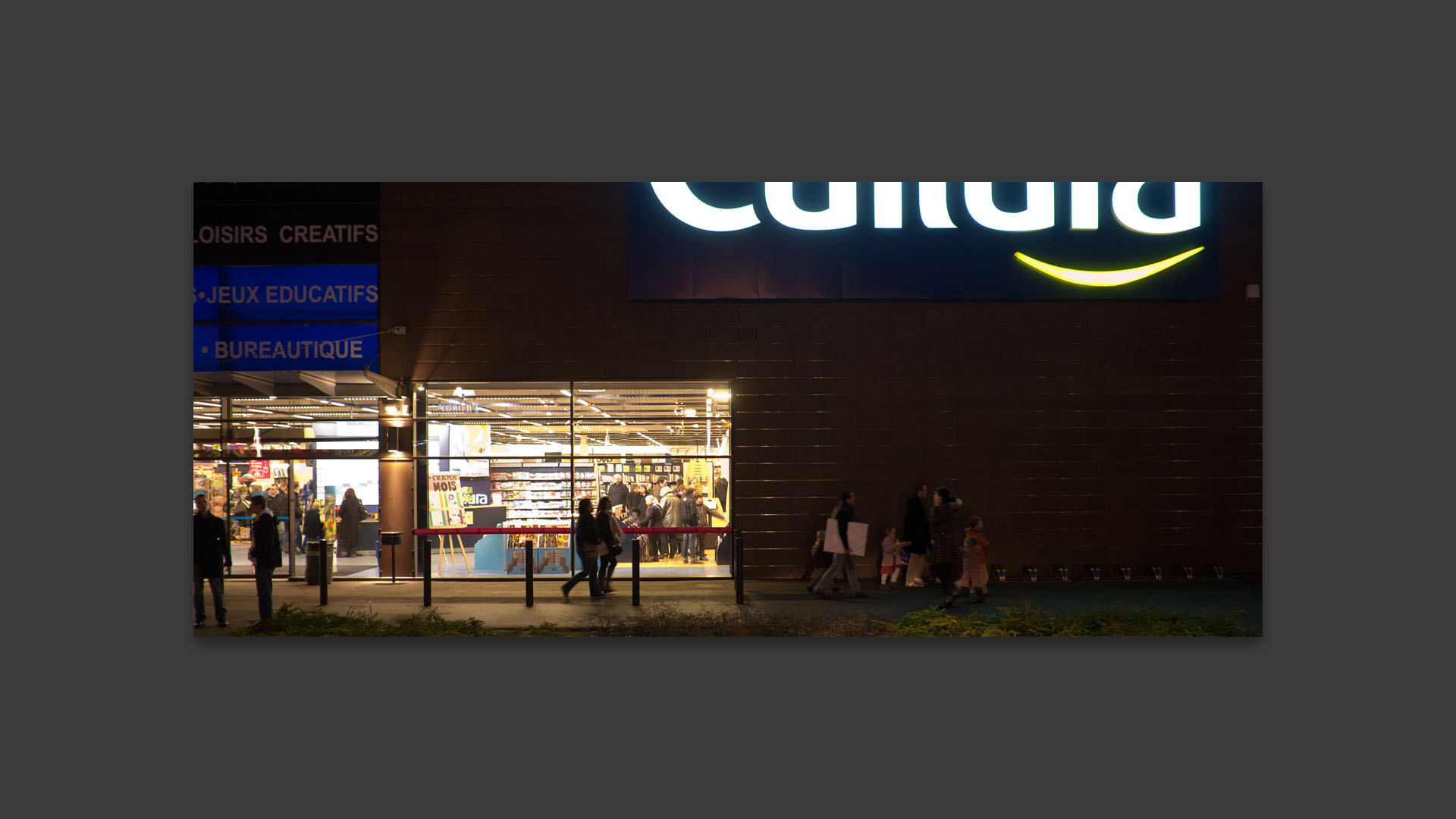 Devant le magasin Cultura, avenue de l'Avenir, à Villeneuve d'Ascq.