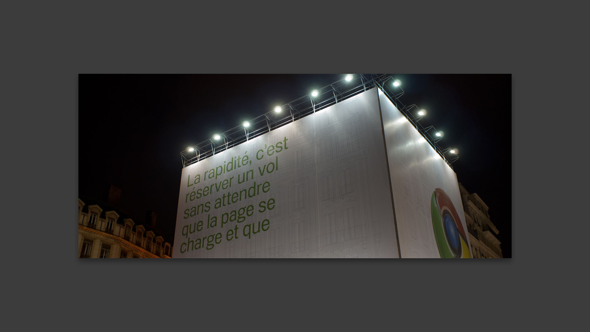 Immeuble publicitaire, place Bellecour, à Lyon.