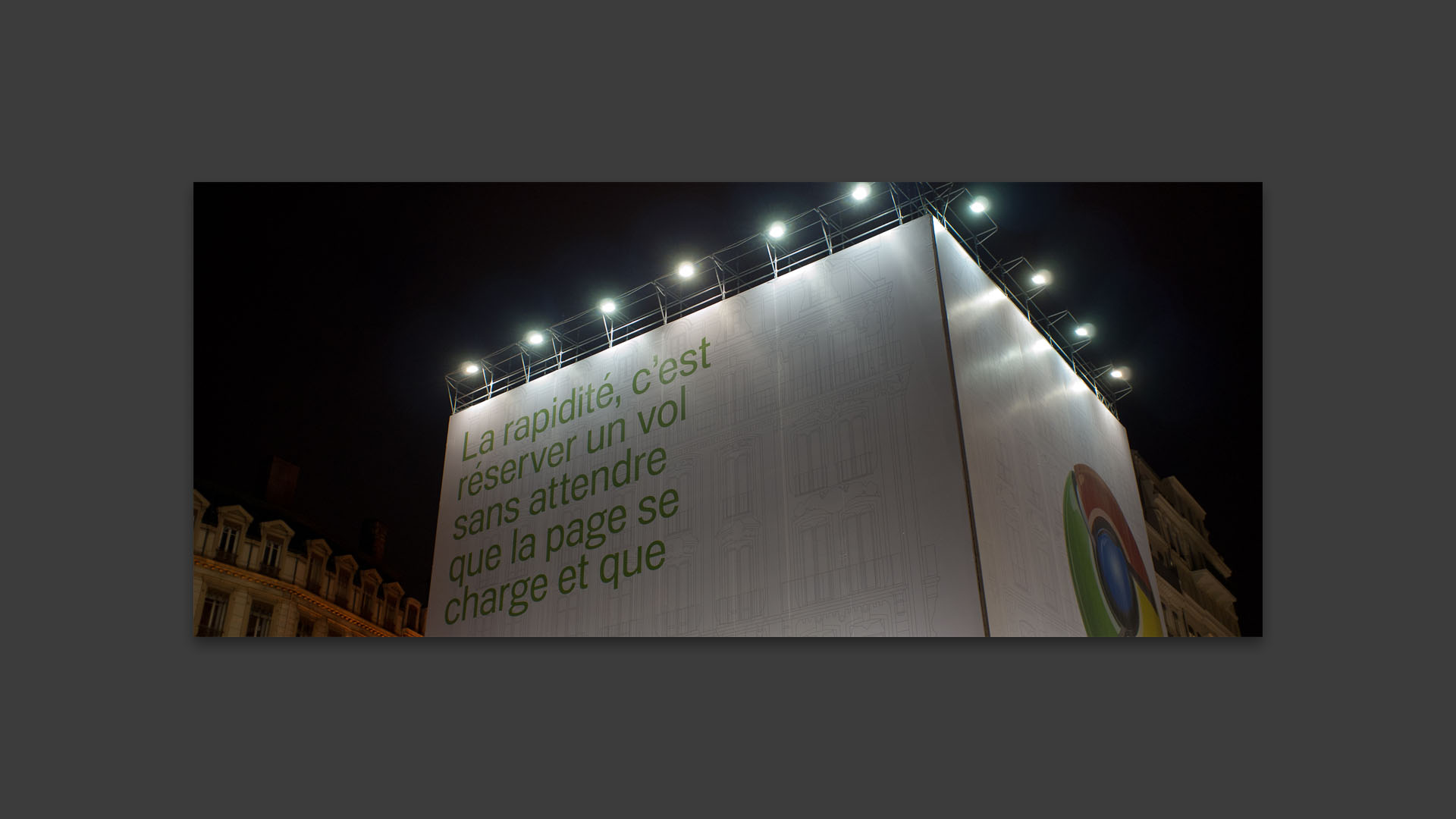 Immeuble publicitaire, place Bellecour, à Lyon.