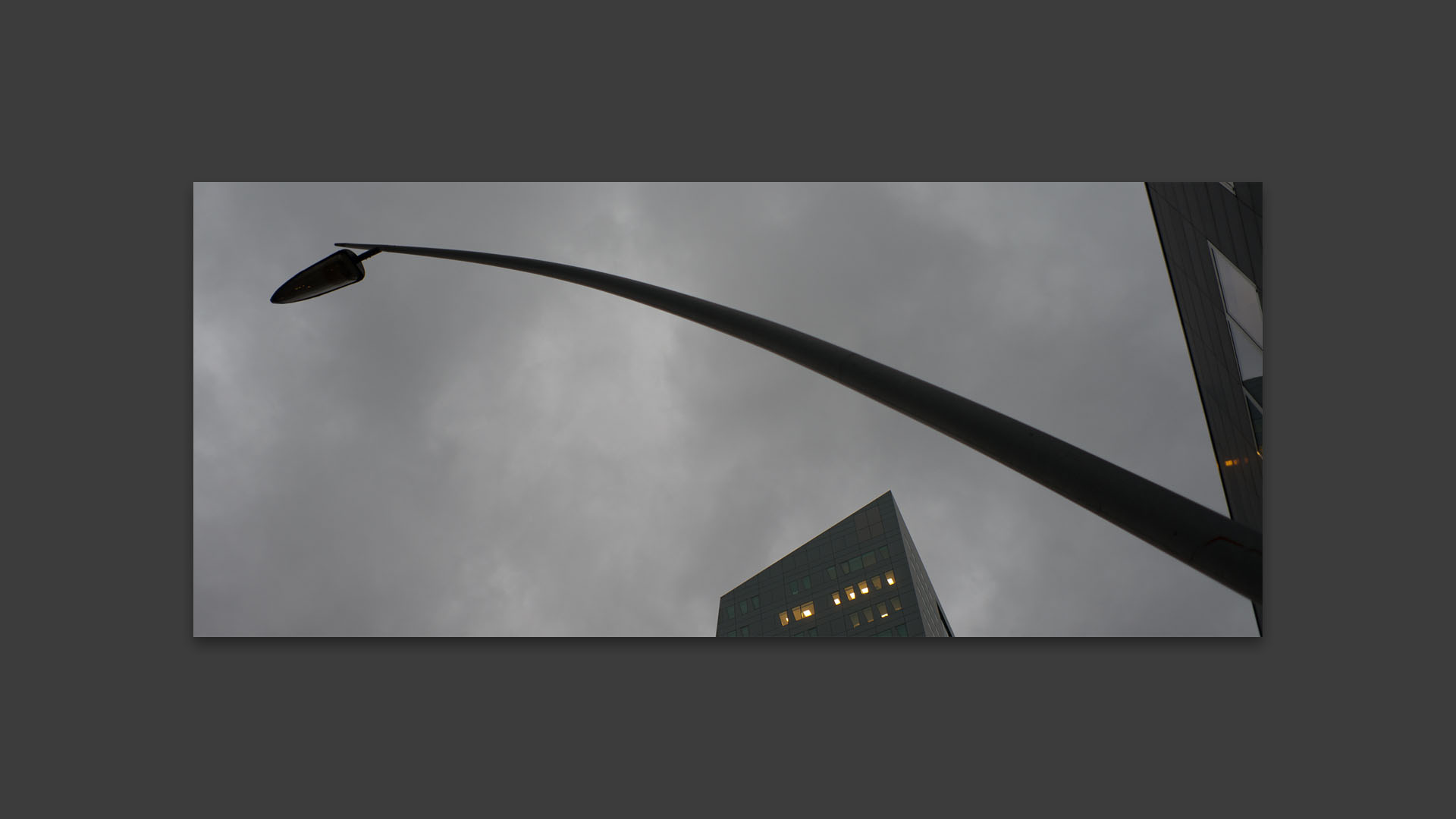 Lampadaire devant la tour de Lille, à Euralille.