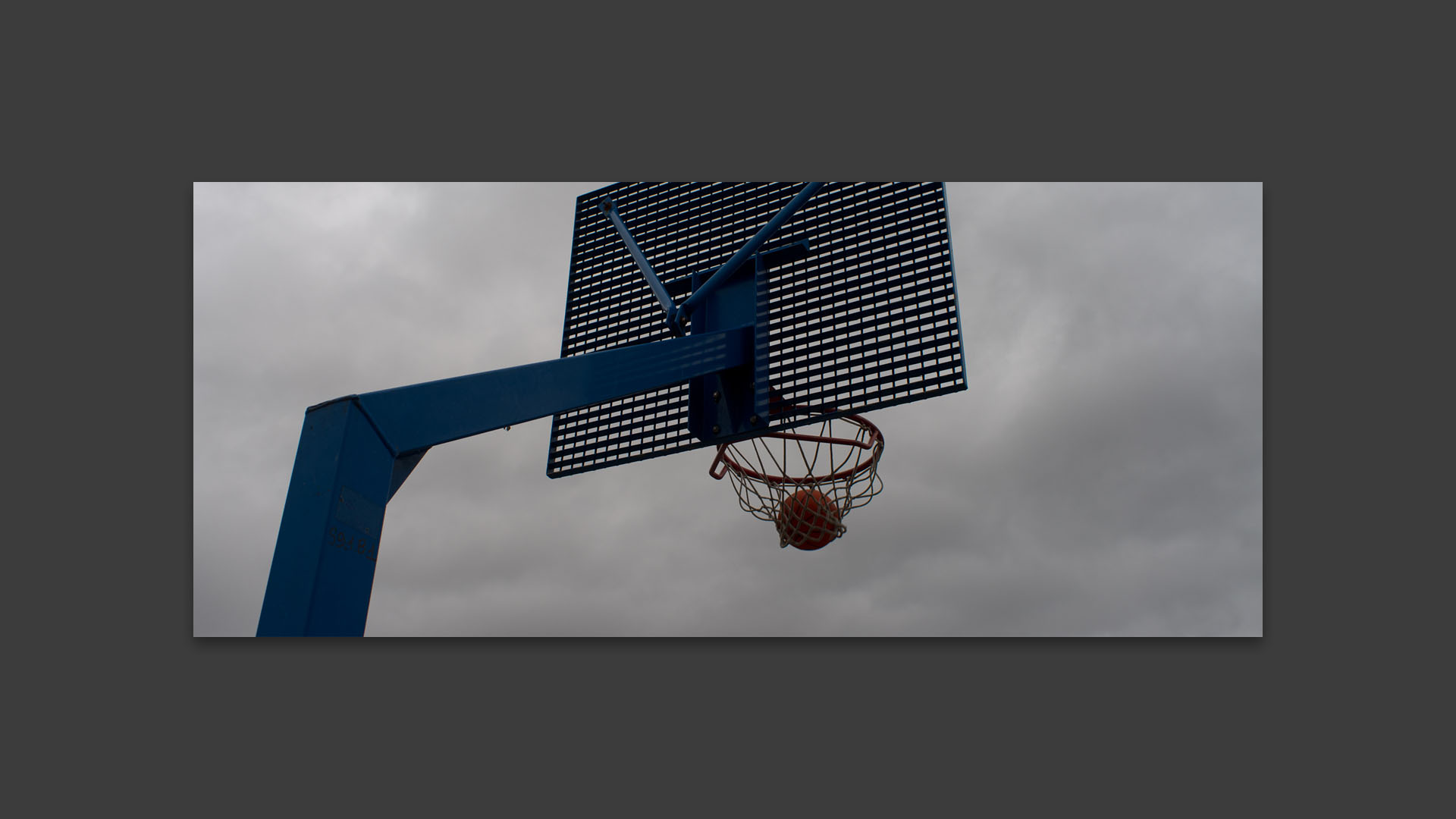 Panneau de basket, rue d'Eylau, à Wazemmes, Lille.