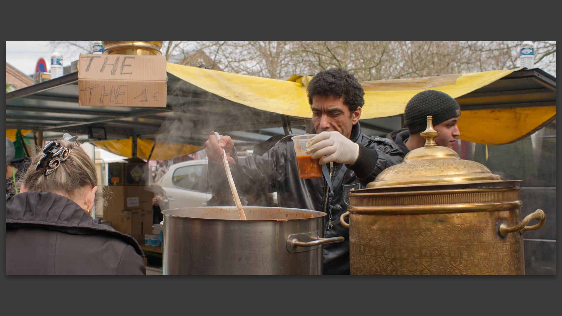 Marchand de soupe, au marché de Wazemmes, place de la Nouvelle Aventure, à Lille.