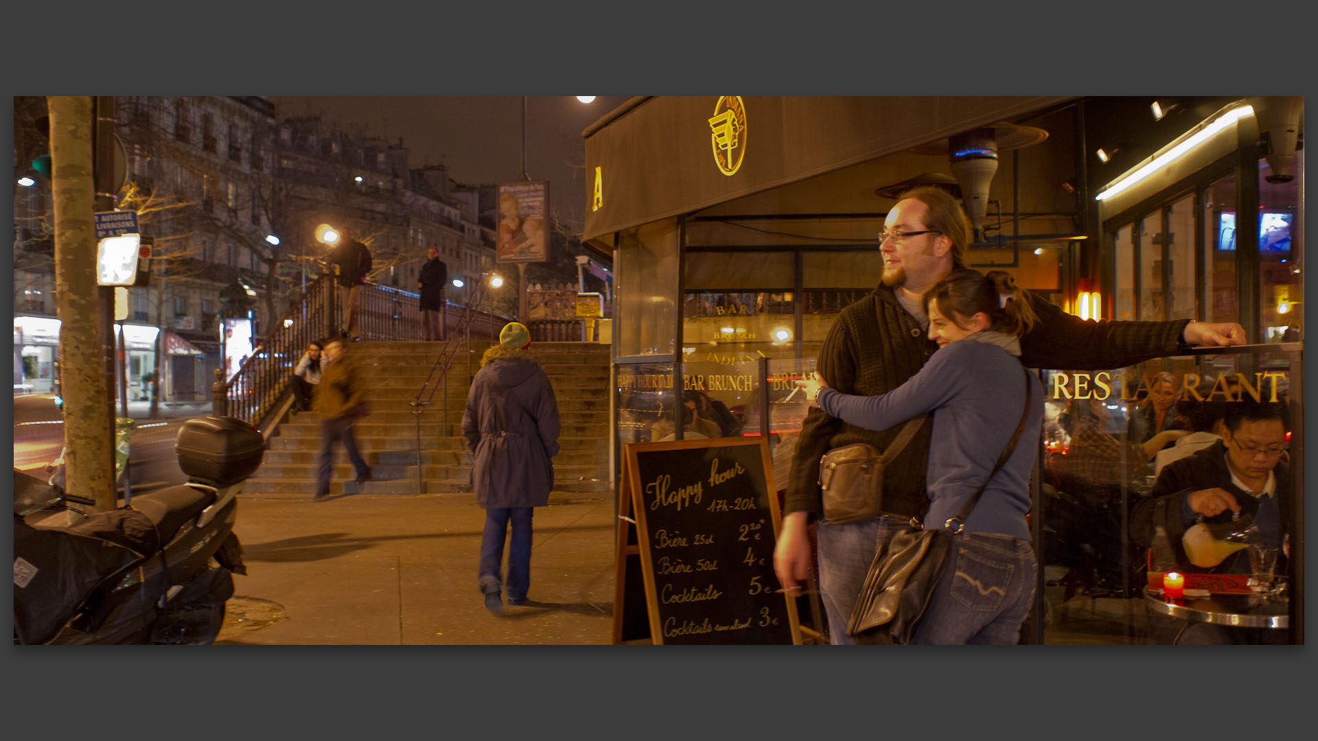 Couple, place de la République, à Paris.