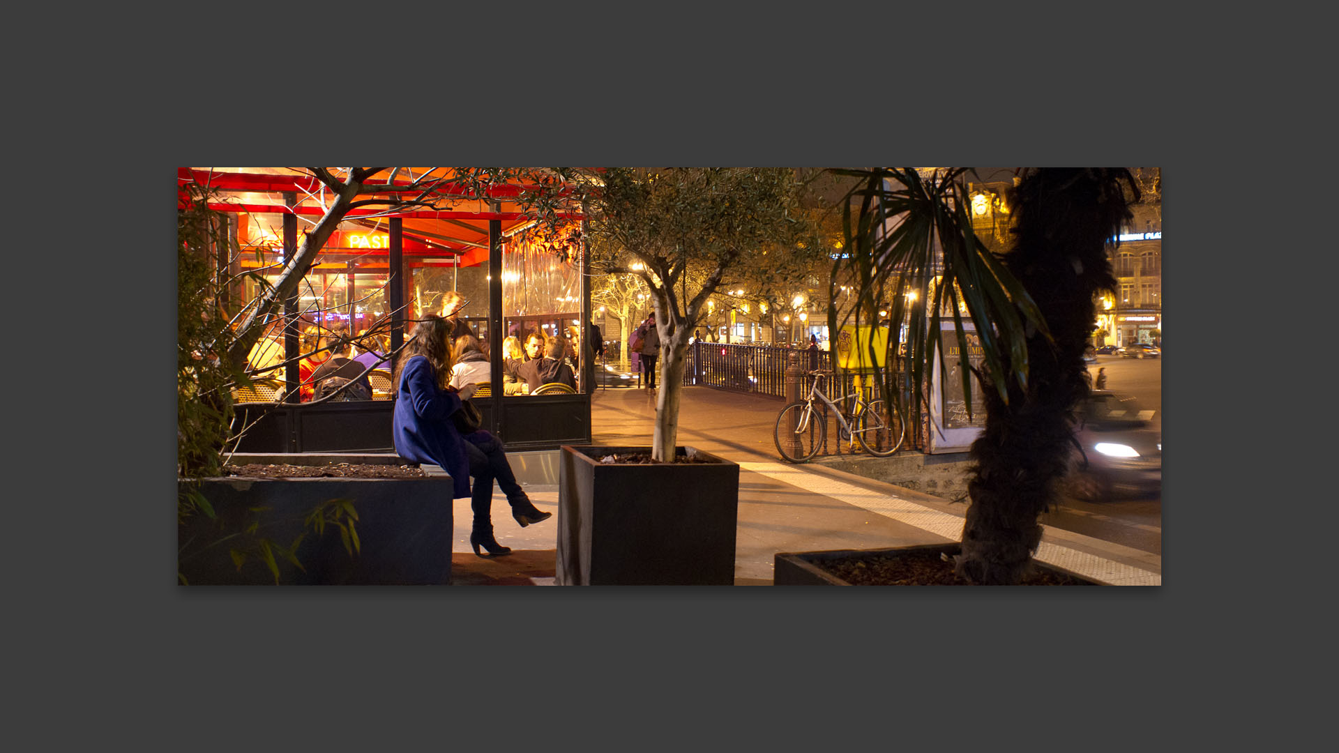 Jeune femme assise, boulevard du Temple, à Paris.