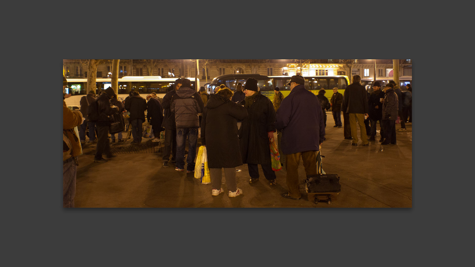 Distribution de soupe des Restos du coeur, place de la République, à Paris.