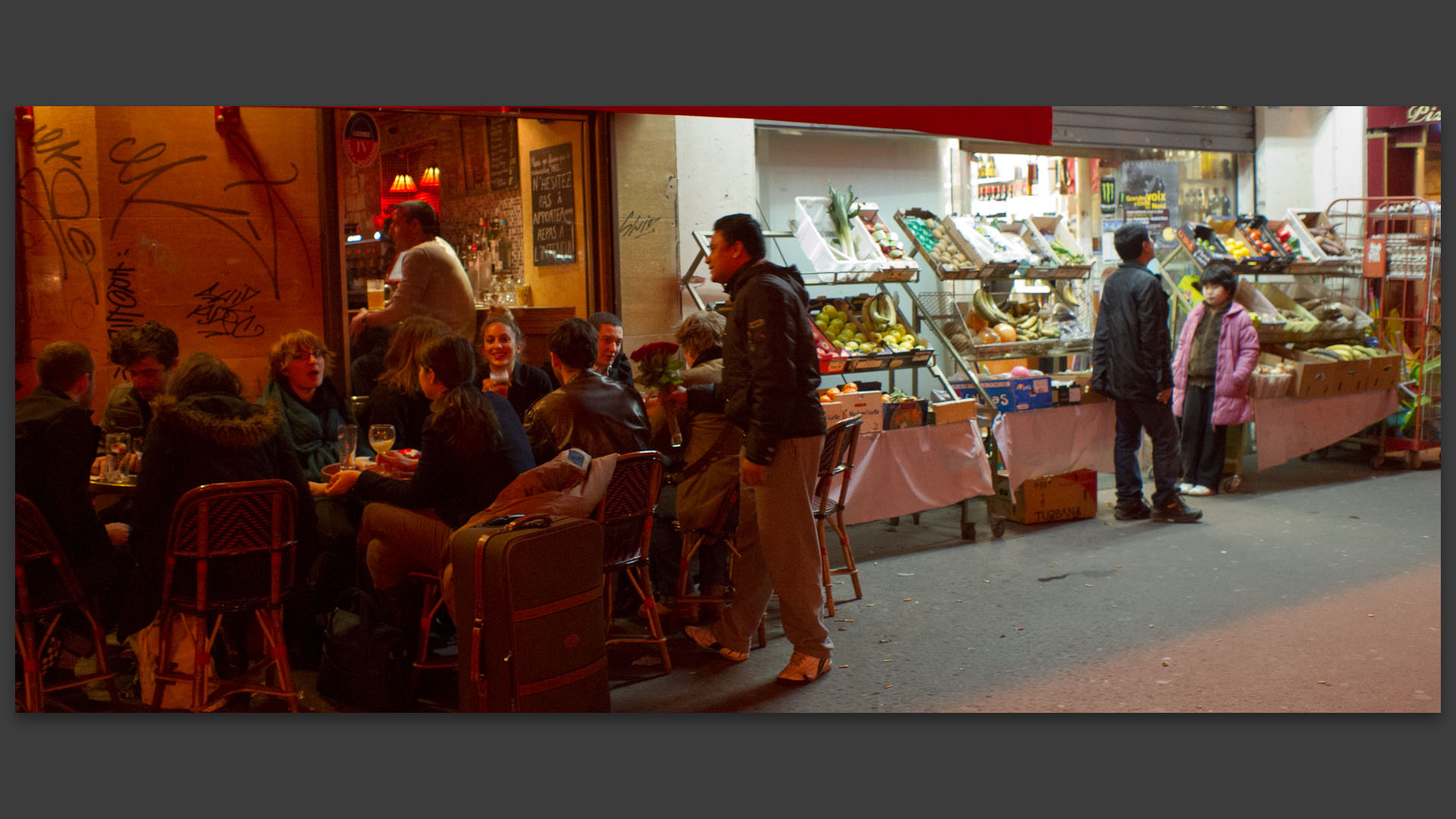 Marchand de roses, rue du Faubourg Saint-Denis, à Paris.