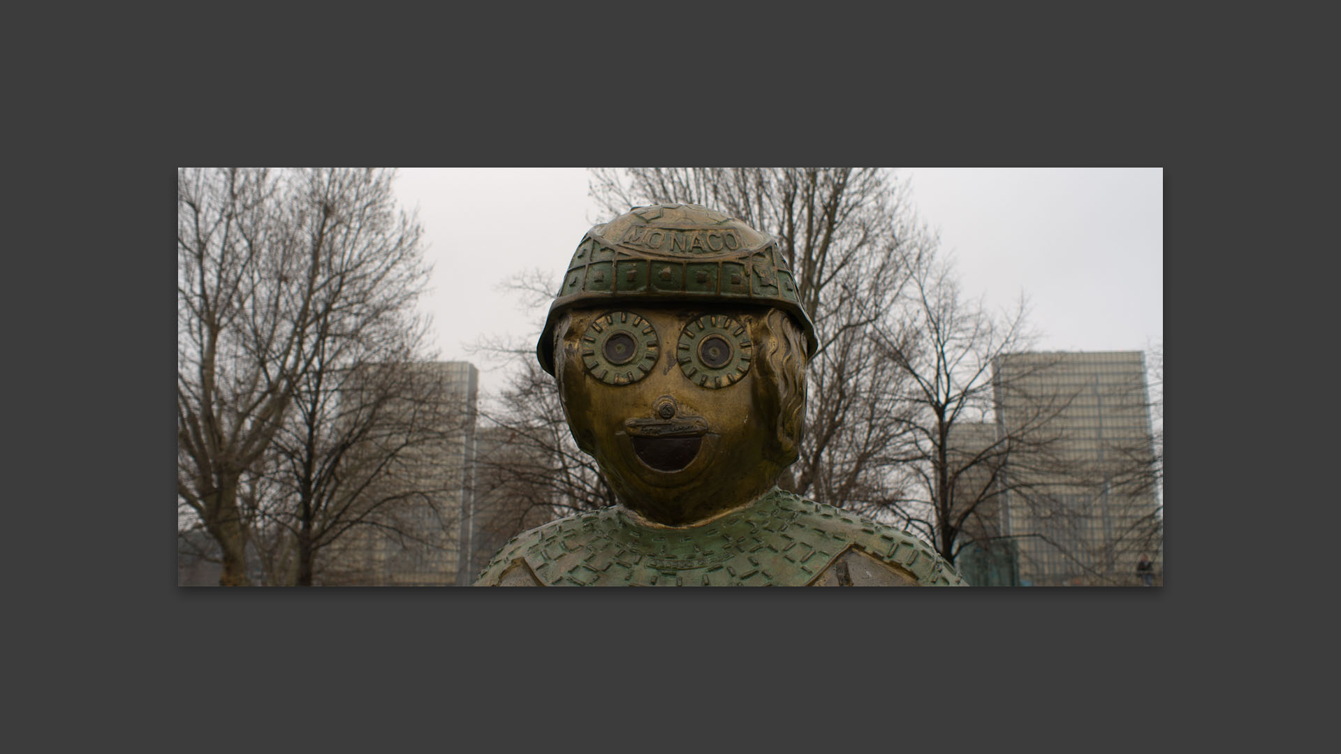 Statue de Rachid Khimoune, parc de Bercy, devant la Bibliothèque nationale de France, à Paris.