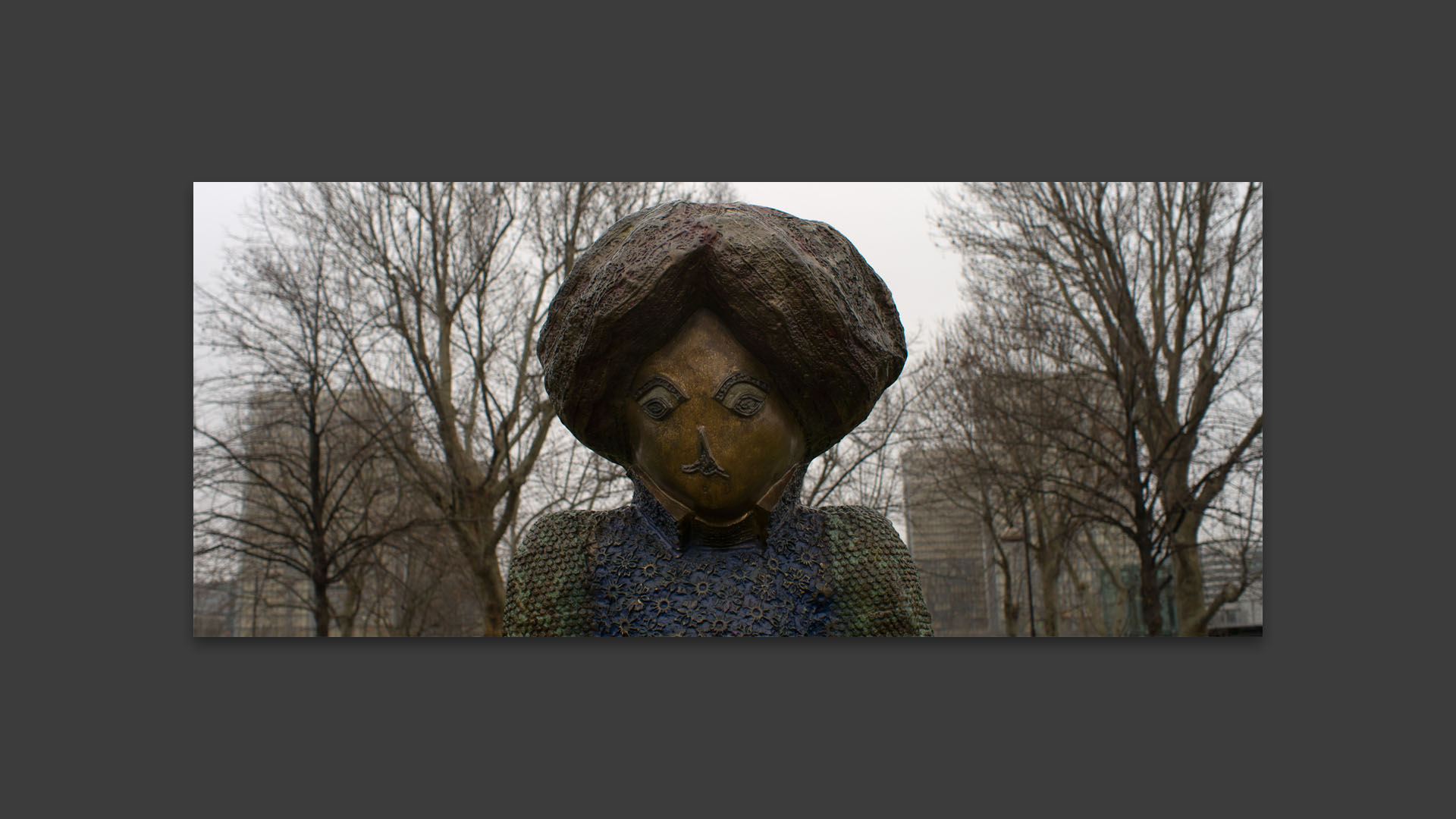 Statue de Rachid Khimoune, parc de Bercy, devant la Bibliothèque nationale de France, à Paris.