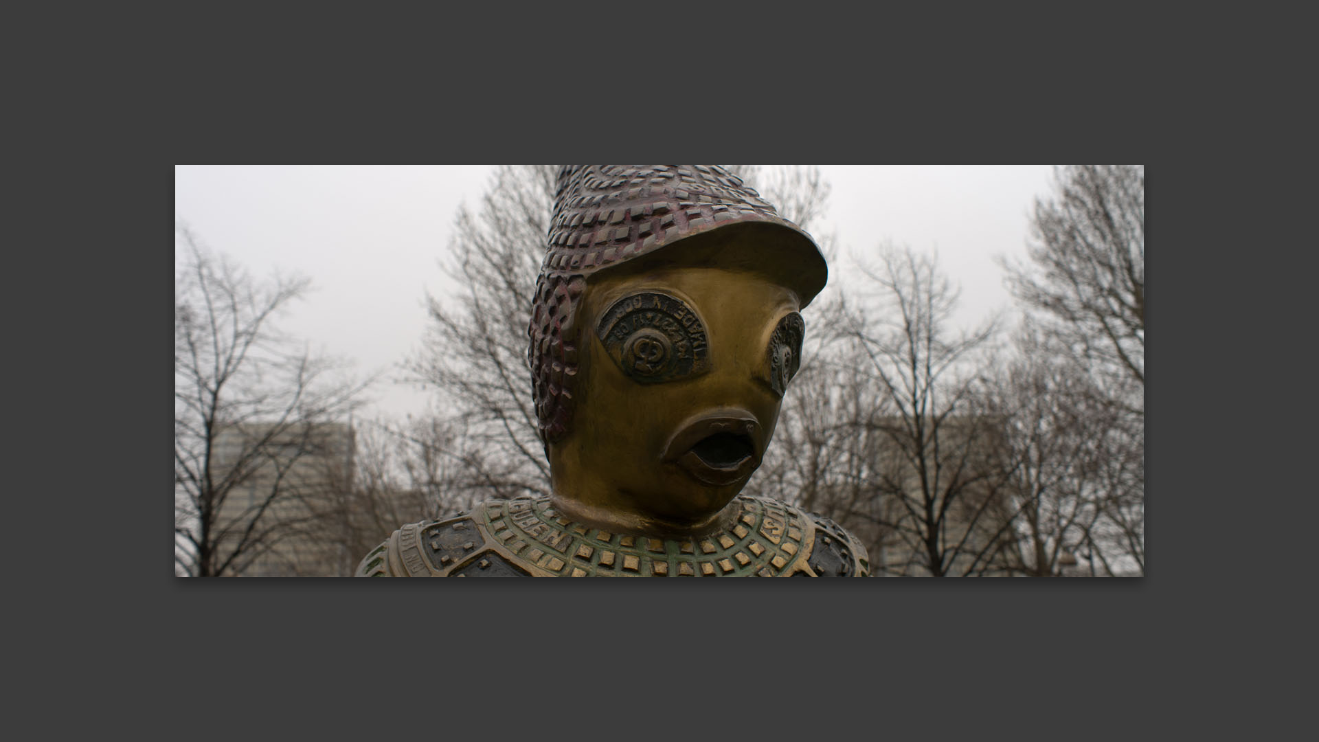 Statue de Rachid Khimoune, parc de Bercy, devant la Bibliothèque nationale de France, à Paris.