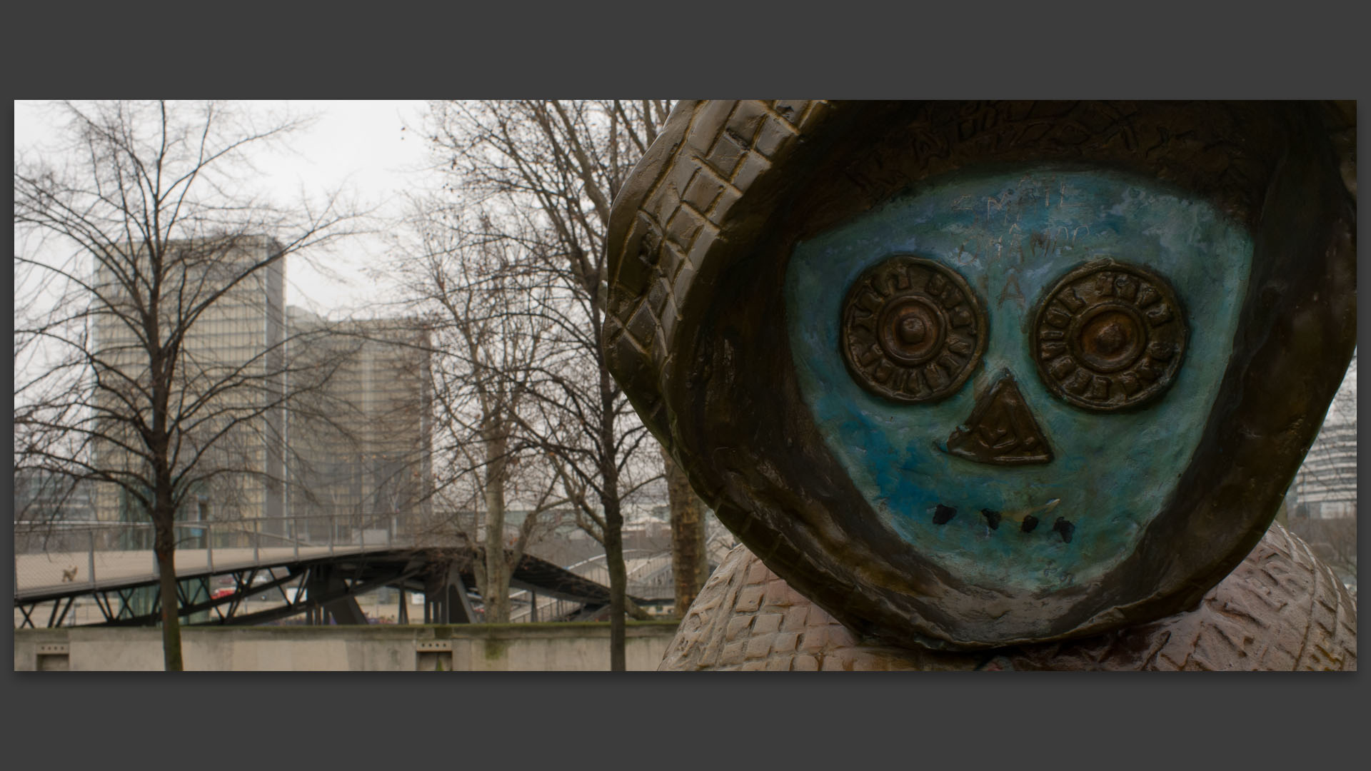 Statue de Rachid Khimoune, parc de Bercy, devant la Bibliothèque nationale de France, à Paris.