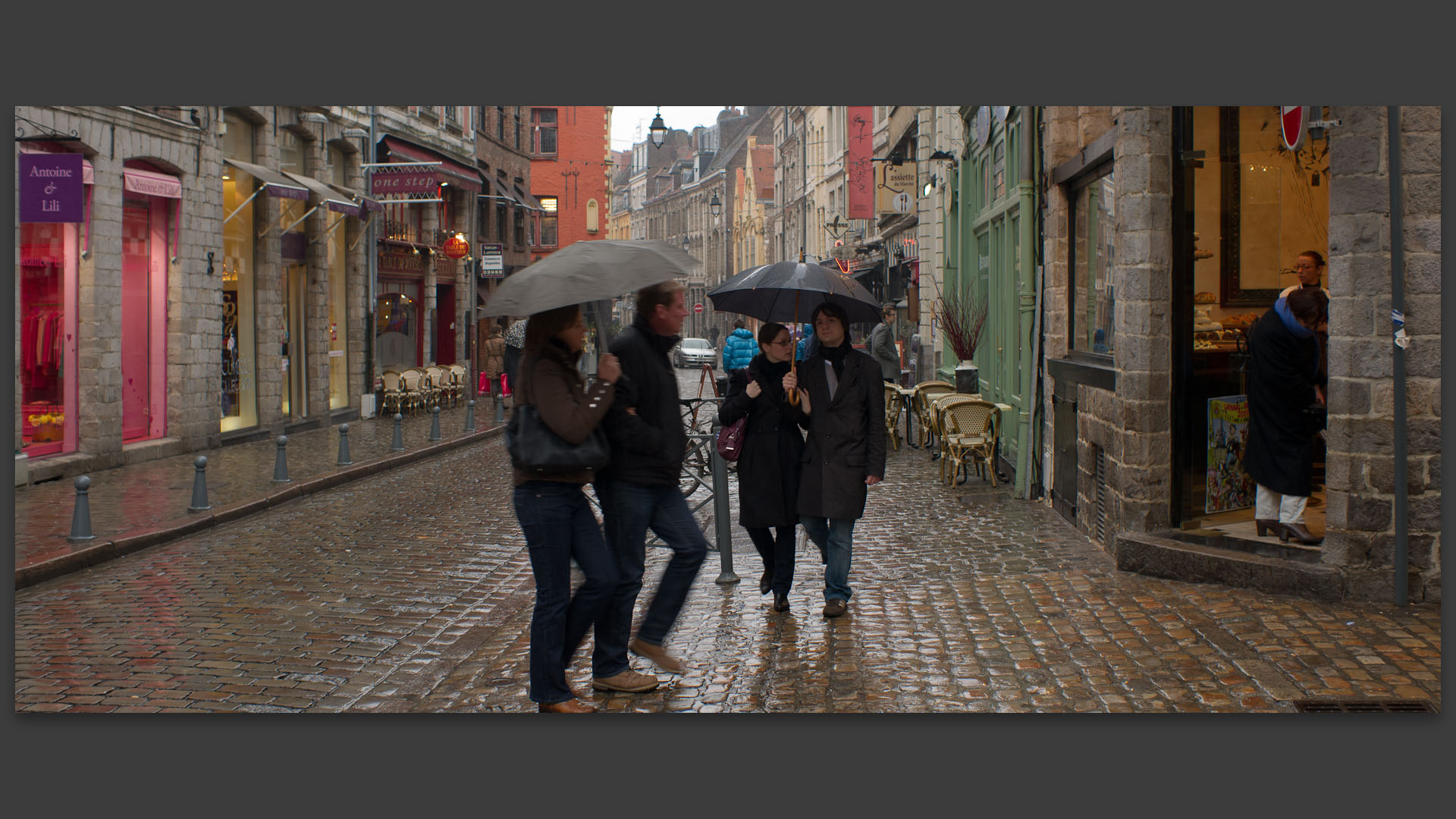 La rue de la Monnaie sous la pluie, à Lille.