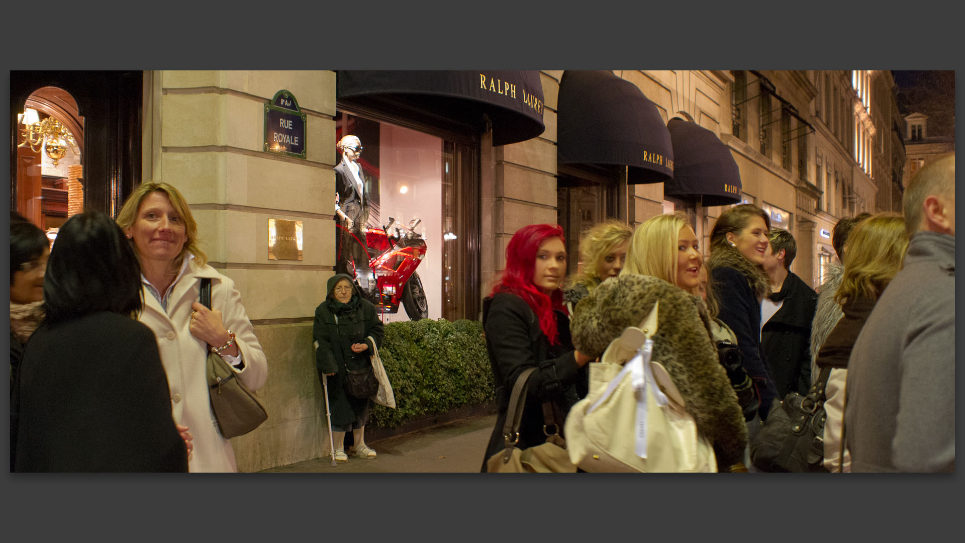 Passants, rue Royale, à Paris.