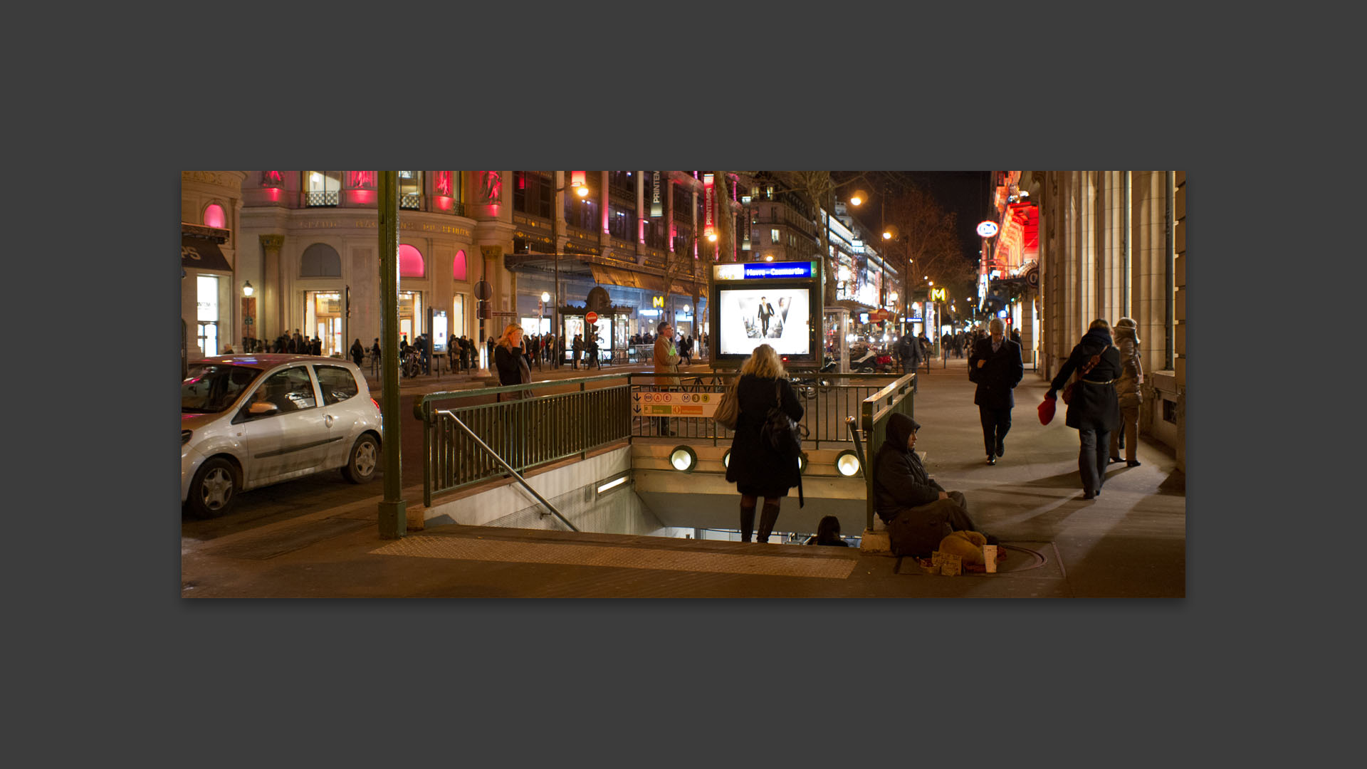 Devant les grands magasins du Printemps, boulevard Haussmann, à Paris.