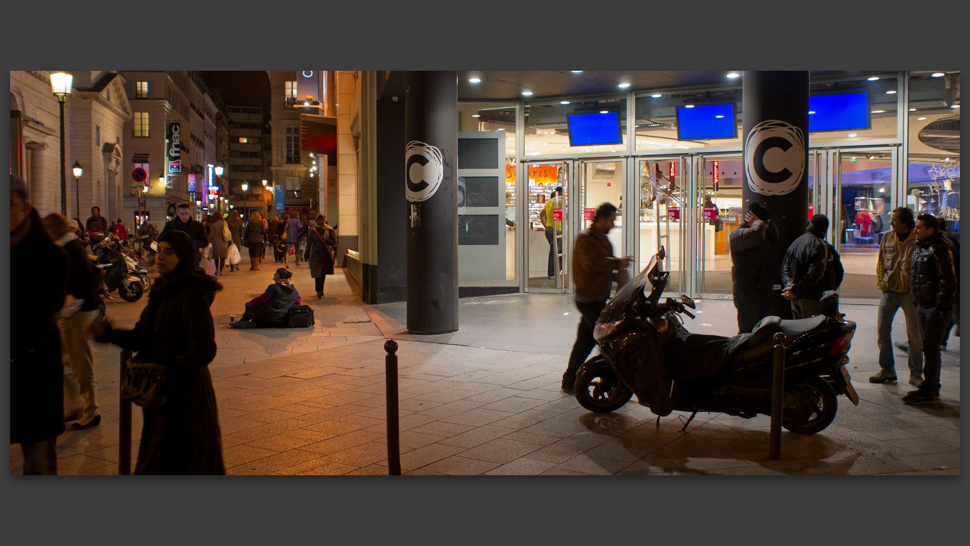 Passants, rue Caumartin, à Paris.