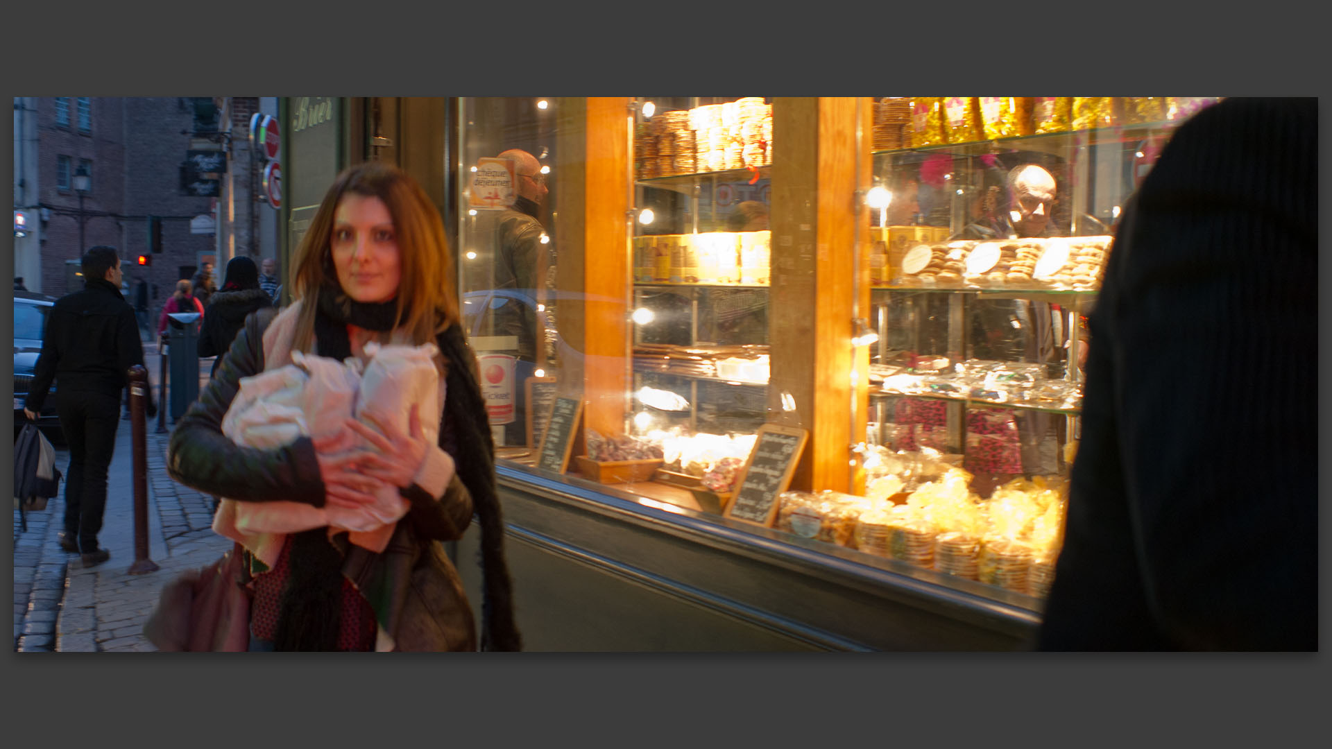 A la sortie d'une boulangerie, rue Esquermoise, à Lille.