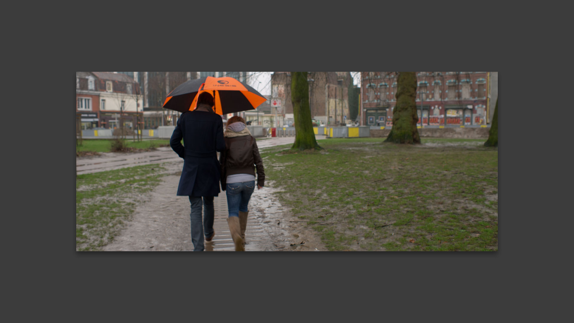 Sous la pluie, rue Corneille, à Wazemmes, Lille.