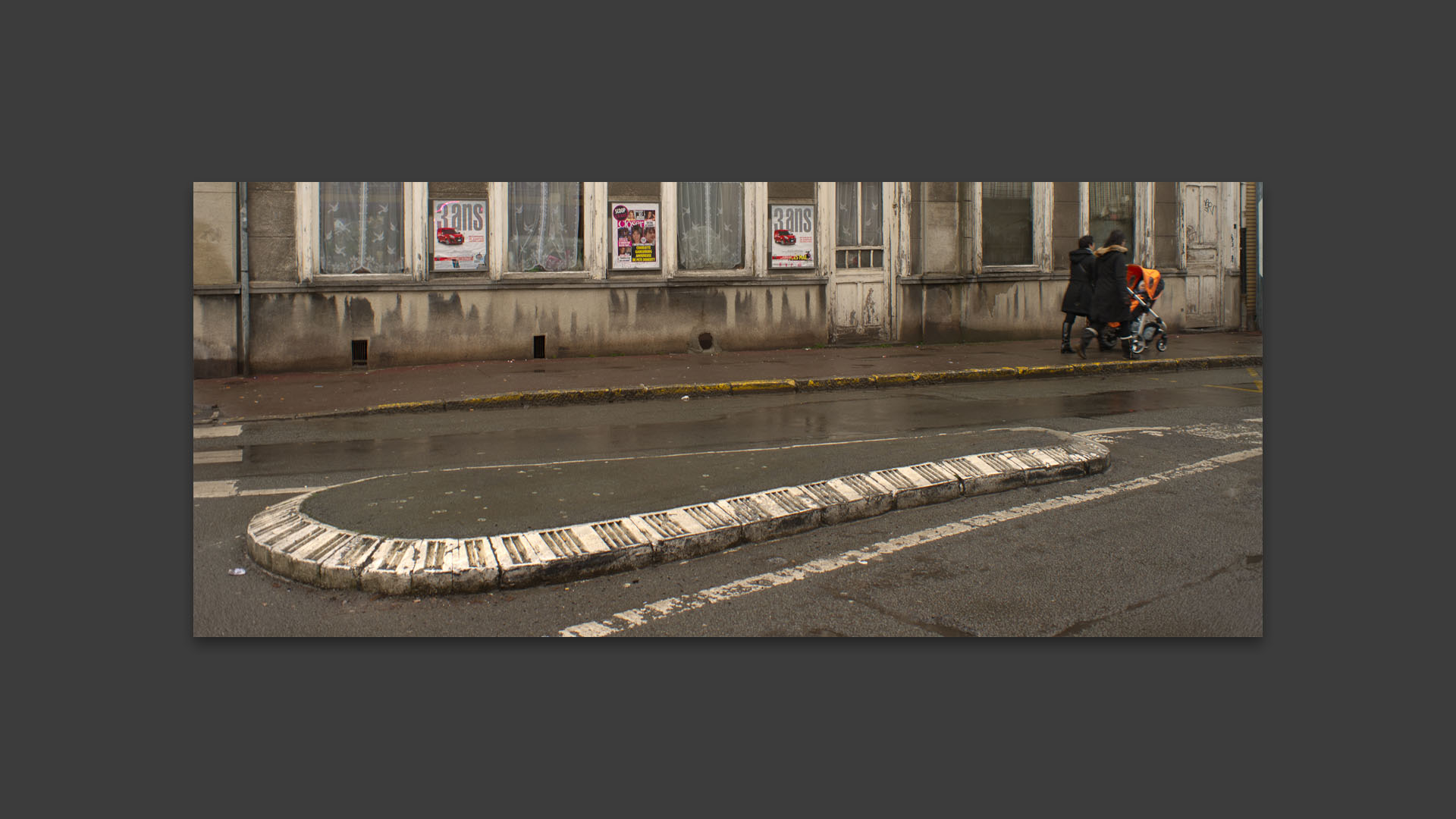 Femmes avec une poussette, rue de Wazemmes, à Lille.