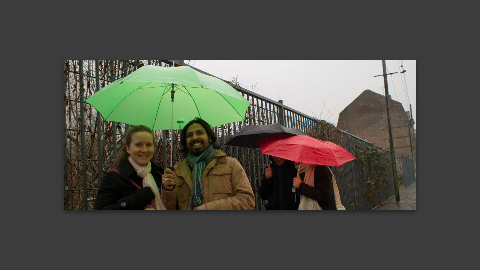 Parapluies colorés, rue de l'Hôpital Saint-Roch, à Wazemmes, Lille.