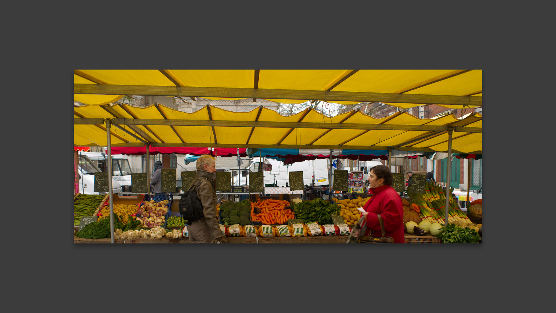 Au marché Saint-Pierre, place de la Liberté, à Croix.