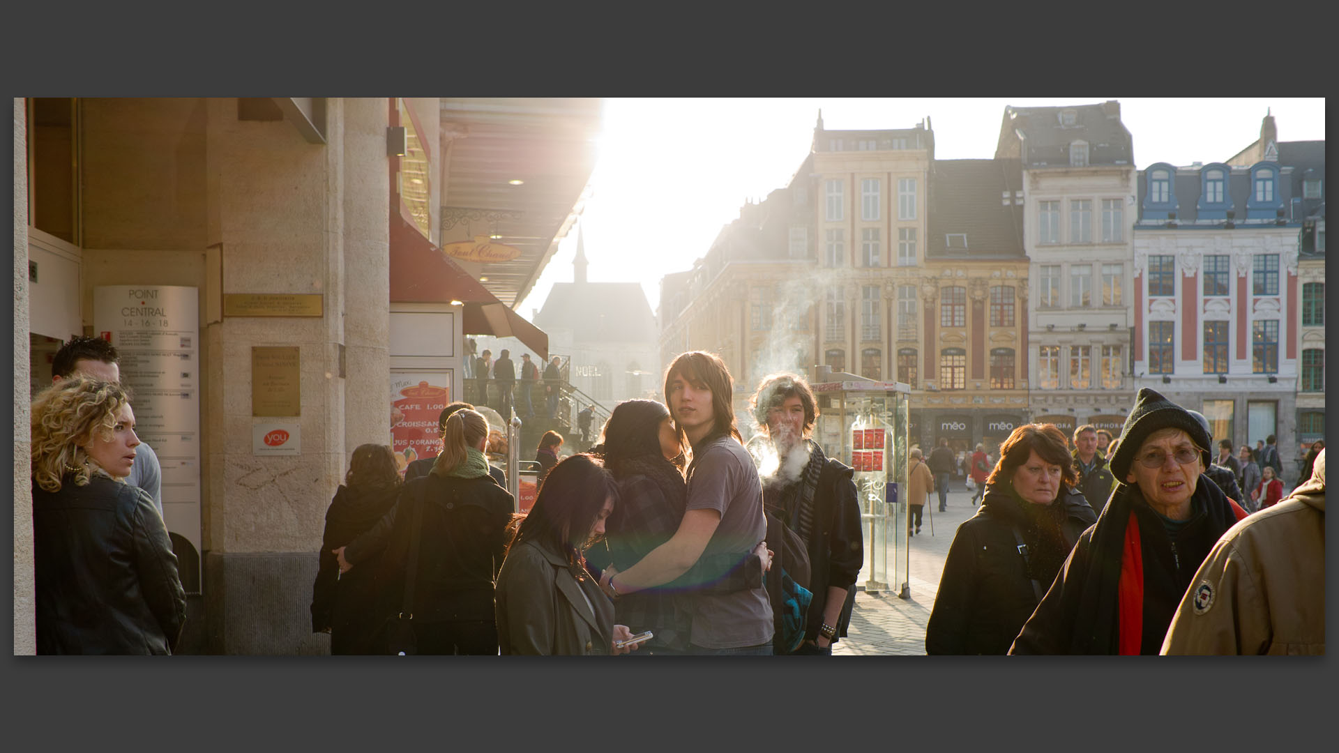 Passants, avenue du Général-de-Gaulle, à Lille.