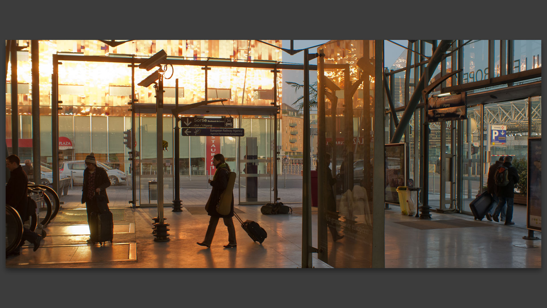 Une sortie de la gare Lille Europe, à Euralille.