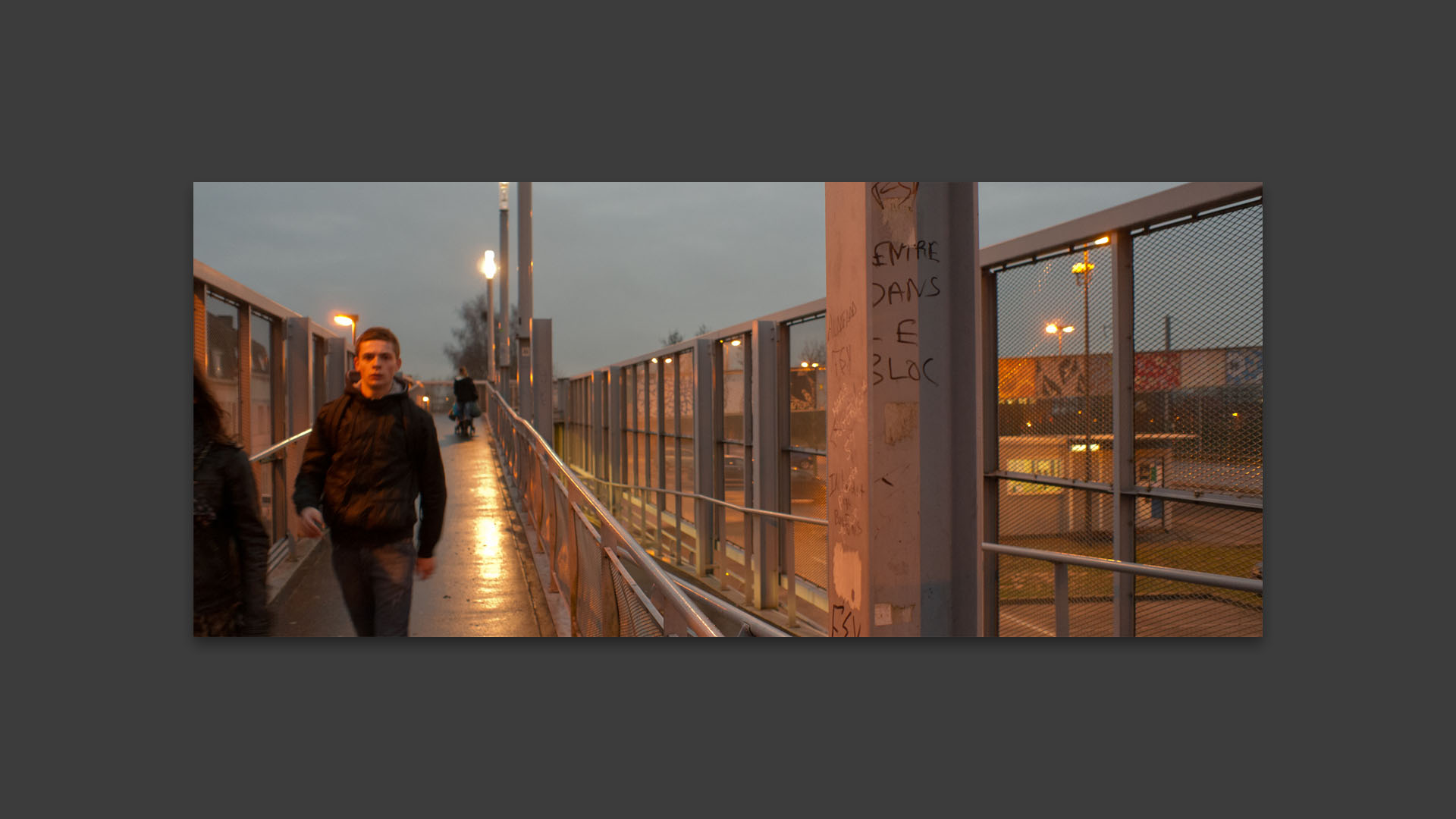 Passerelle piétonne de la gare de Roubaix.