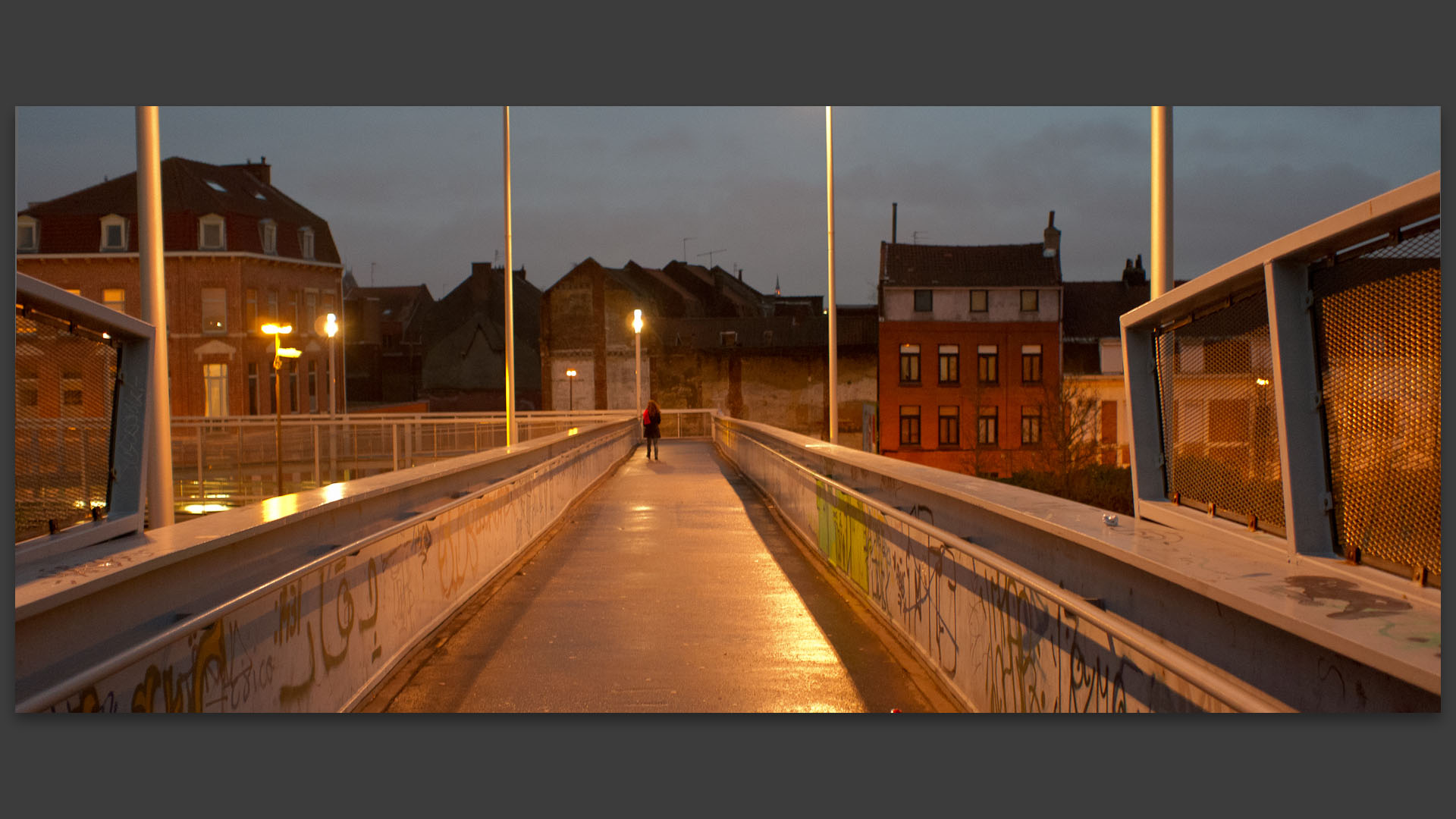 Passerelle piétonne de la gare de Roubaix.