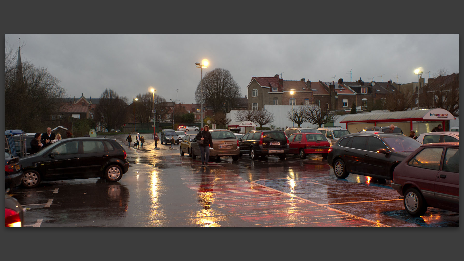 Parking d'Intermarché, à Croix.