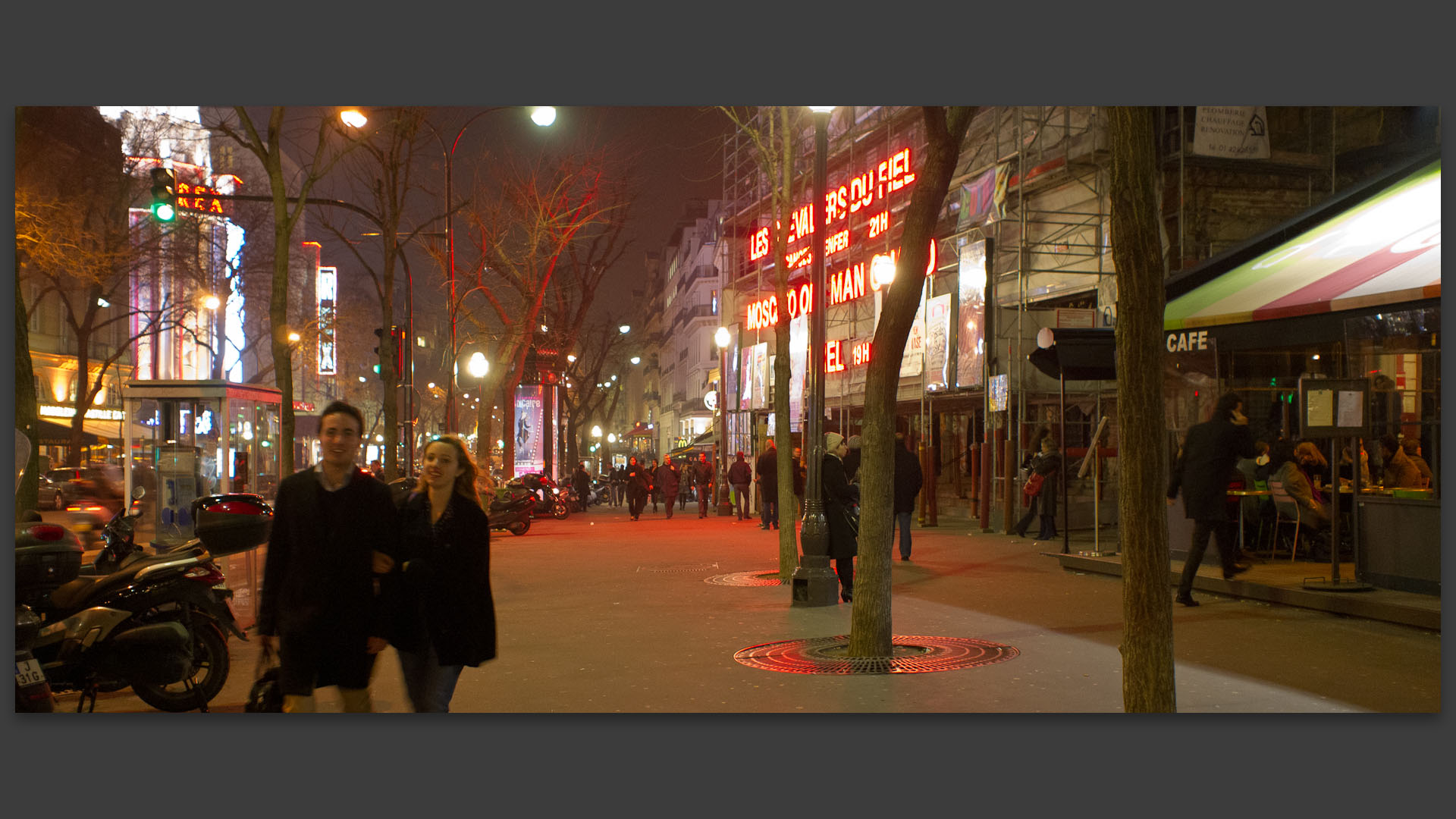 Passants, boulevard Bonne Nouvelle, à Paris.