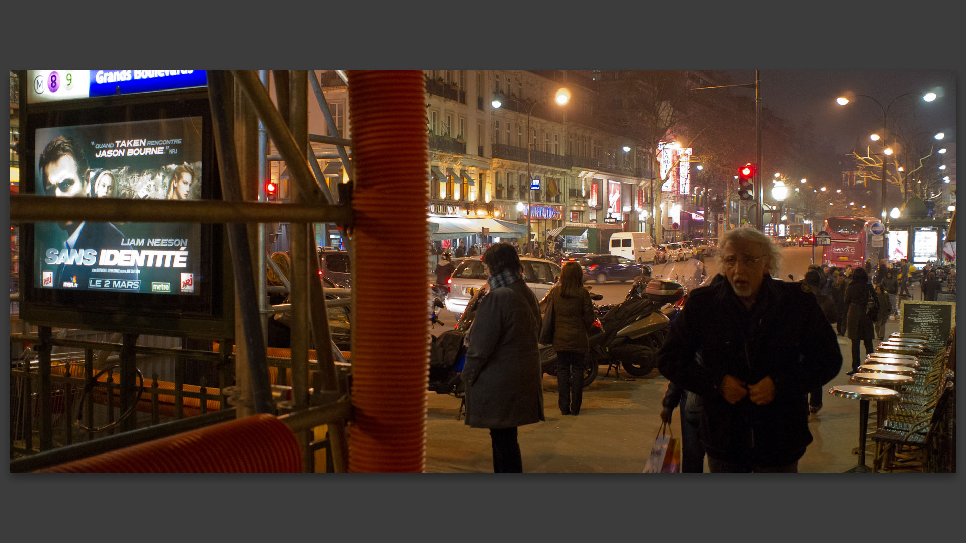 Passants, boulevard Poissonnière, à Paris.