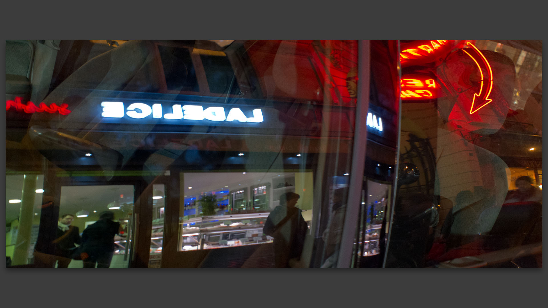 Reflet dans une voiture, rue du Faubourg Montmartre, à Paris.