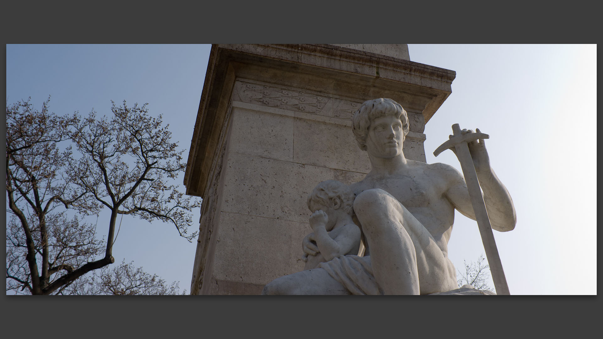 Monument du sculpteur Marqueste à la mémoire de Antoine-Louis Barye, île Saint-Louis, à Paris.