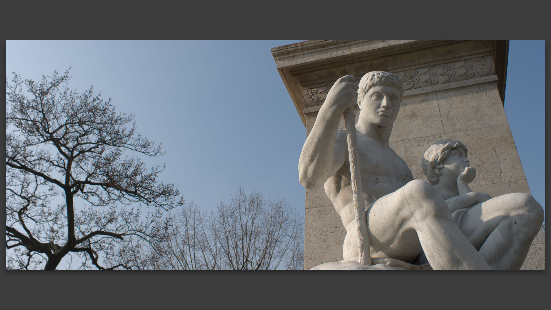 Monument du sculpteur Marqueste à la mémoire de Antoine-Louis Barye, île Saint-Louis, à Paris.