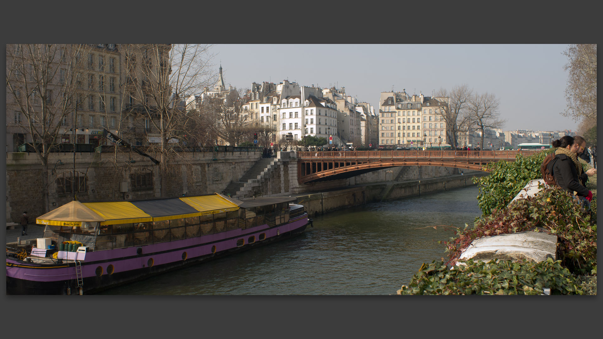 Le pont au Double, vu de l'île de la Cité, à Paris.