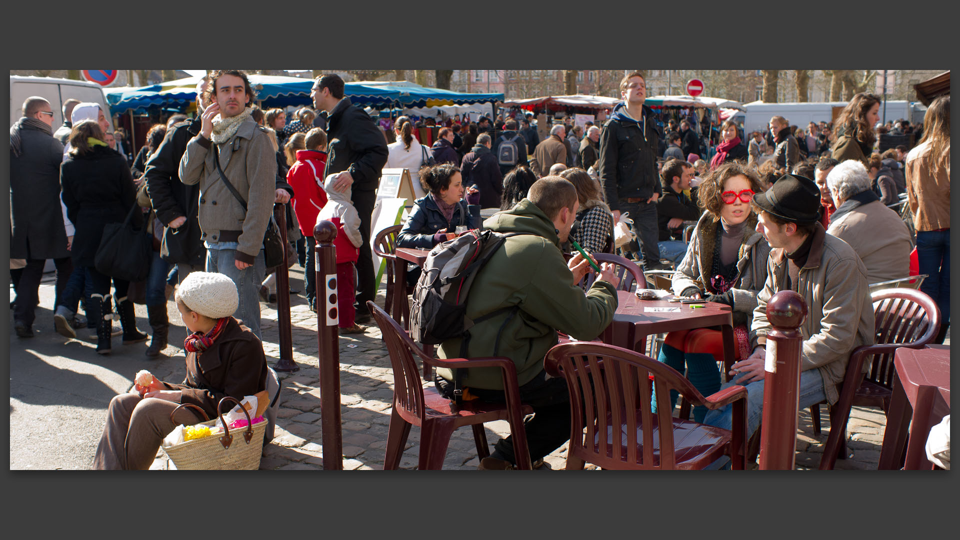 Terrasse de l'Oxford, place du parvis de Croix, à Wazemmes, Lille.