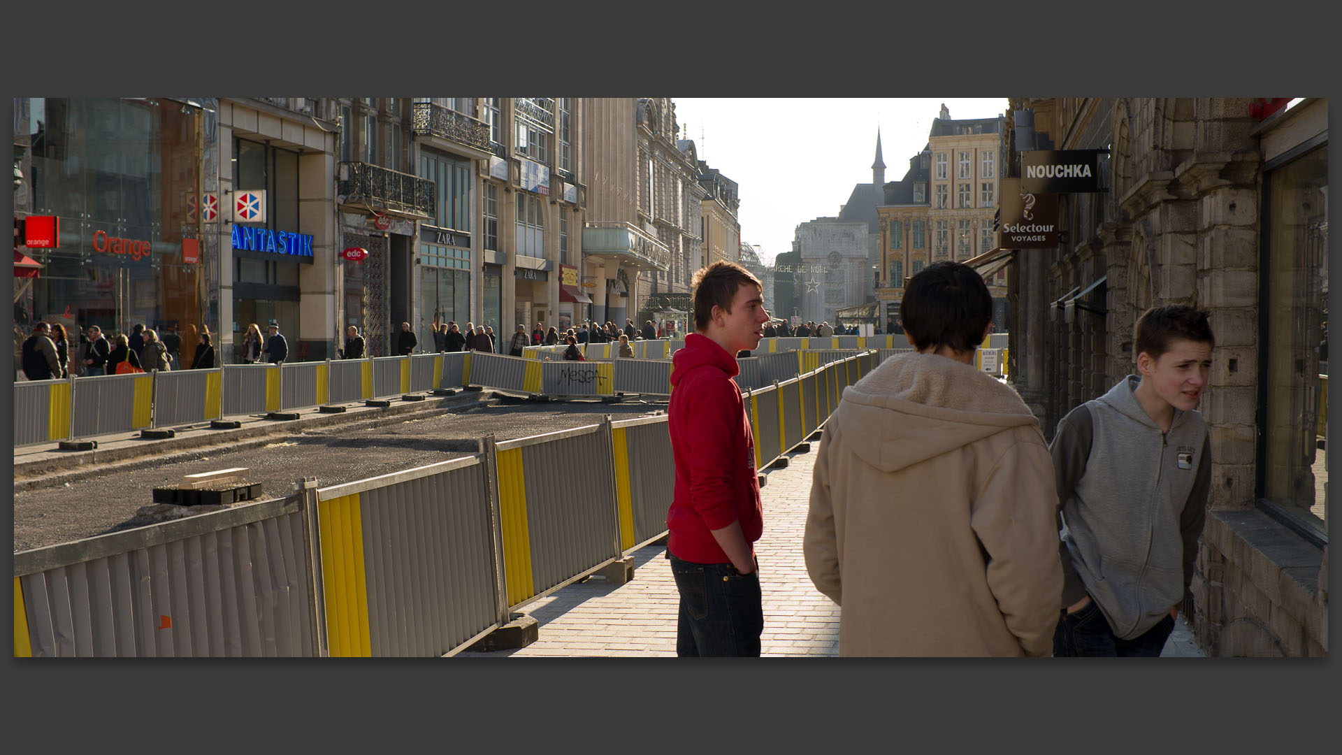 Jeunes, rue des Manneliers, à Lille.