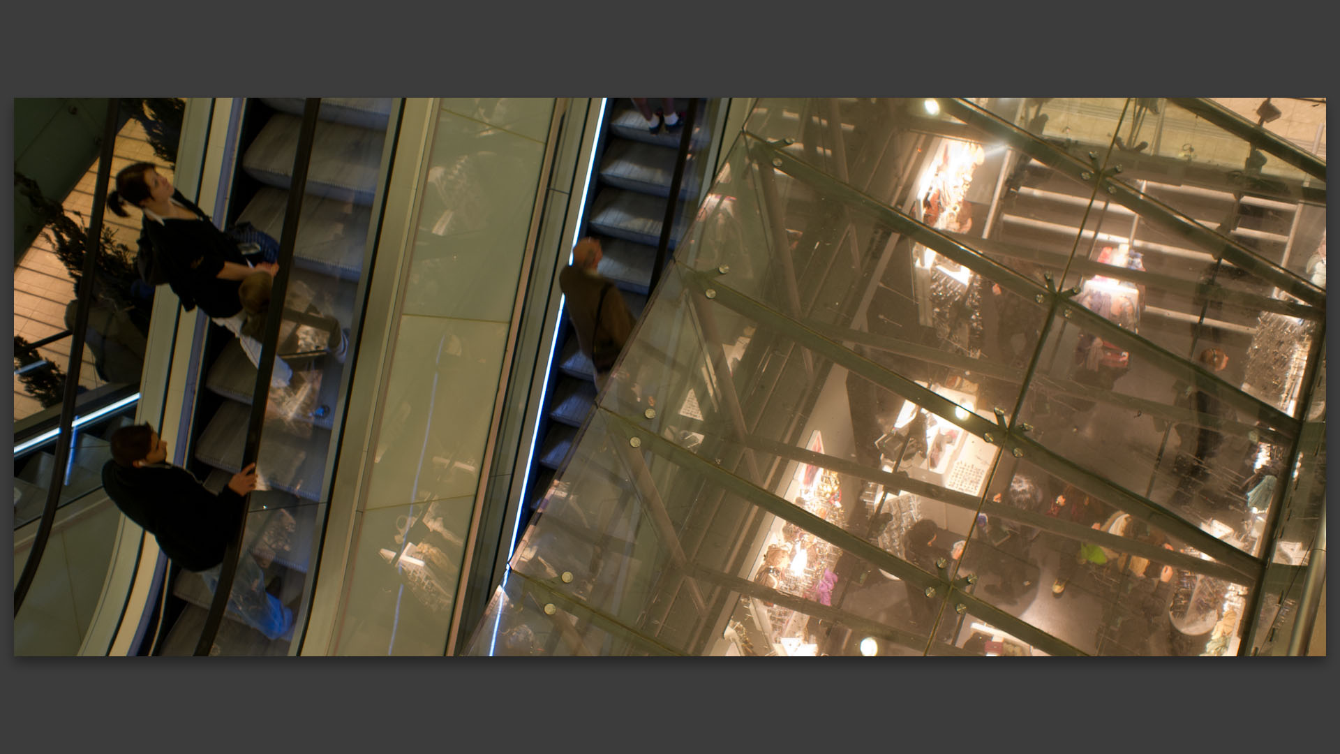 Boutiques et escalators, centre commercial Italie 2, à Paris.