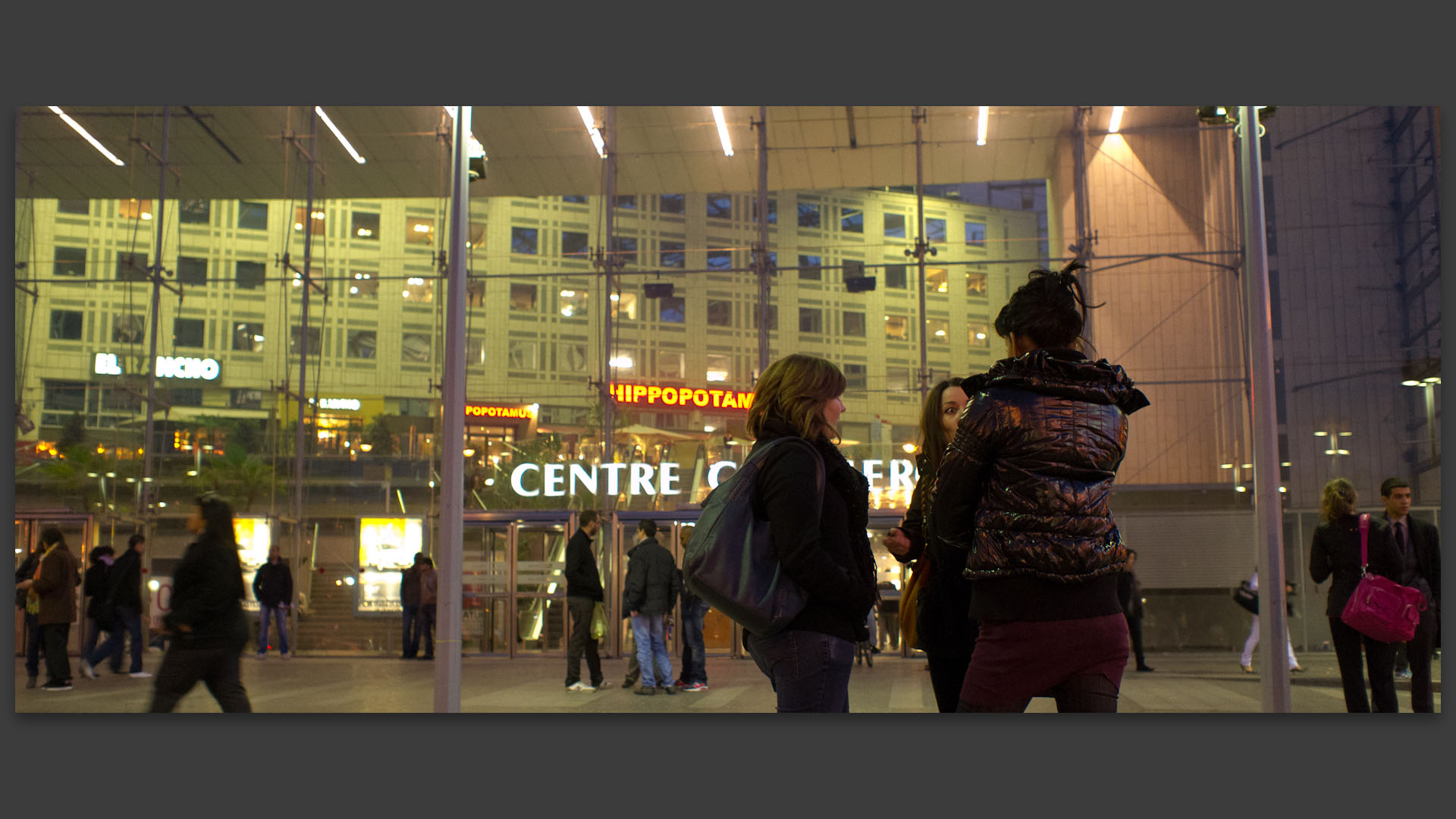 Sur le parvis du centre commercial Italie 2, à Paris.