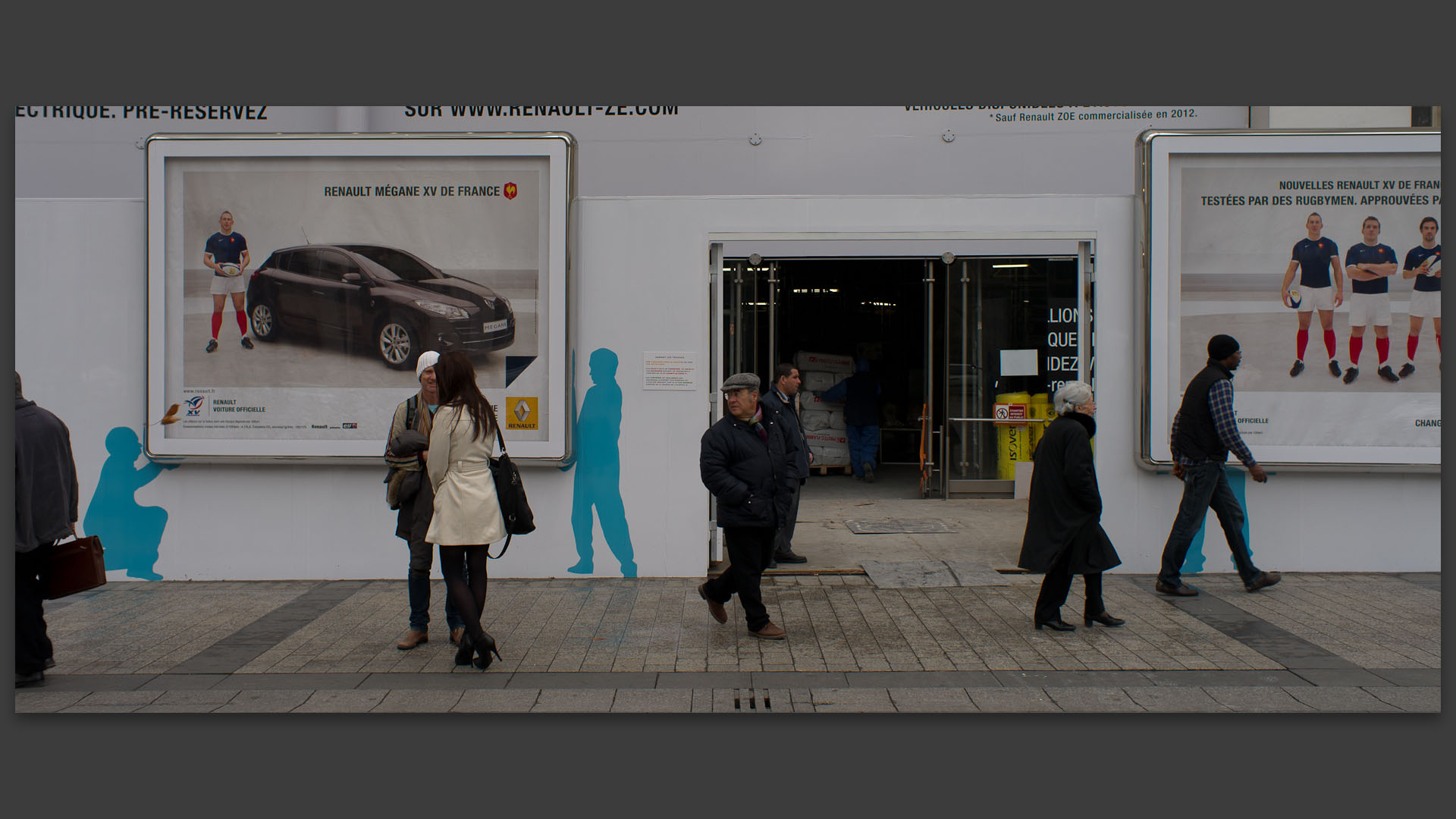 Le pub Renault en travaux, avenue des Champs Elysées, à Paris.