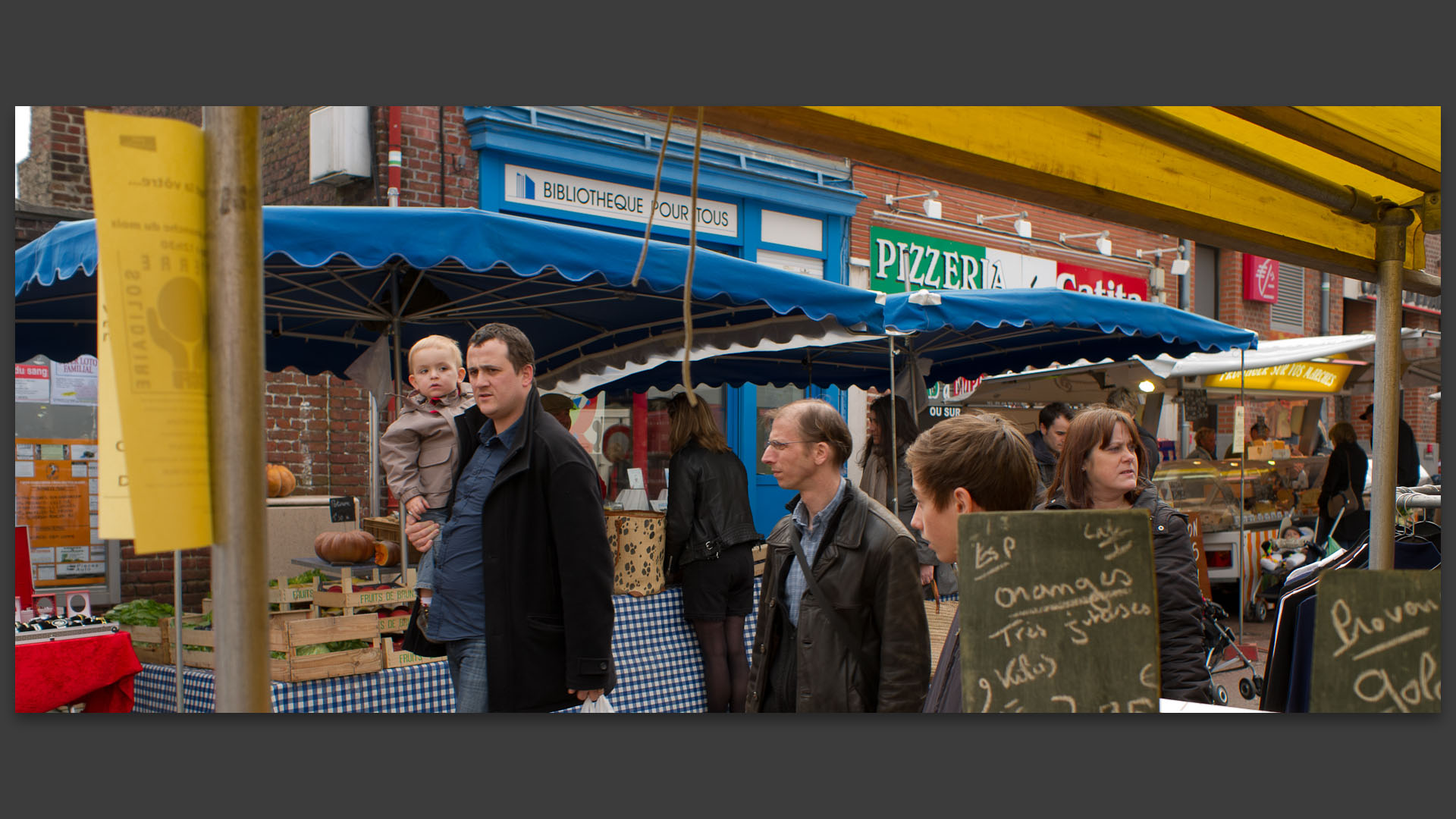 Passants au marché Saint-Pierre, place de la Liberté, à Croix.