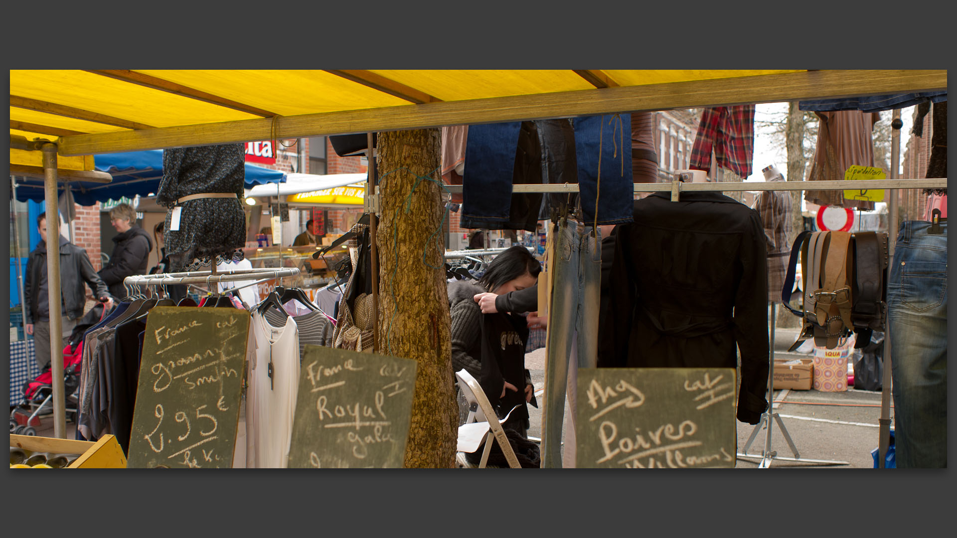 Essayage, marché Saint-Pierre, place de la Liberté, à Croix.